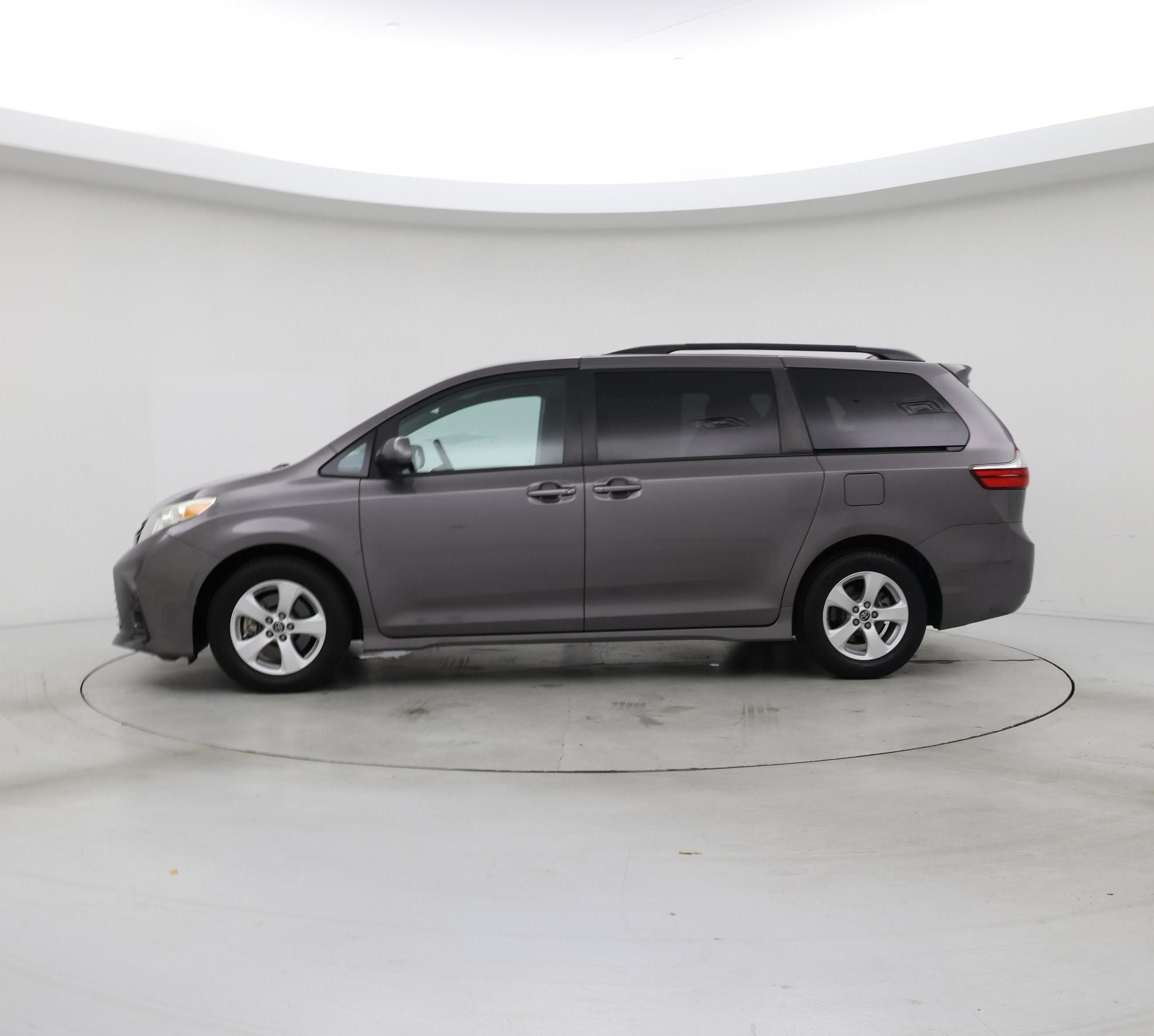 Thumbnail: 2019 Toyota Sienna - 3