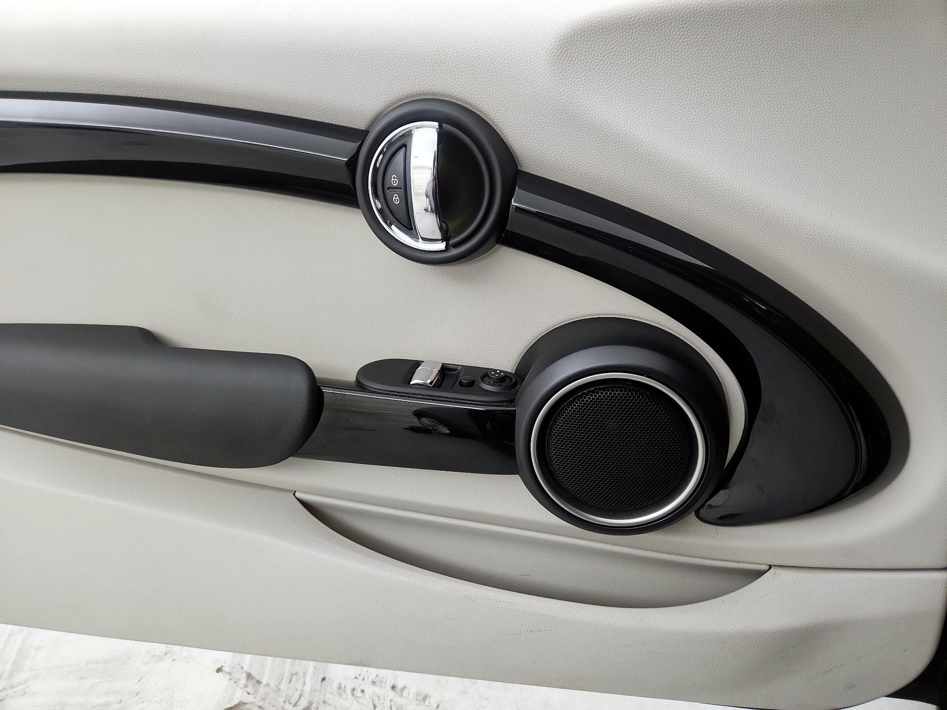 Thumbnail: 2015 MINI Cooper Hardtop - 12