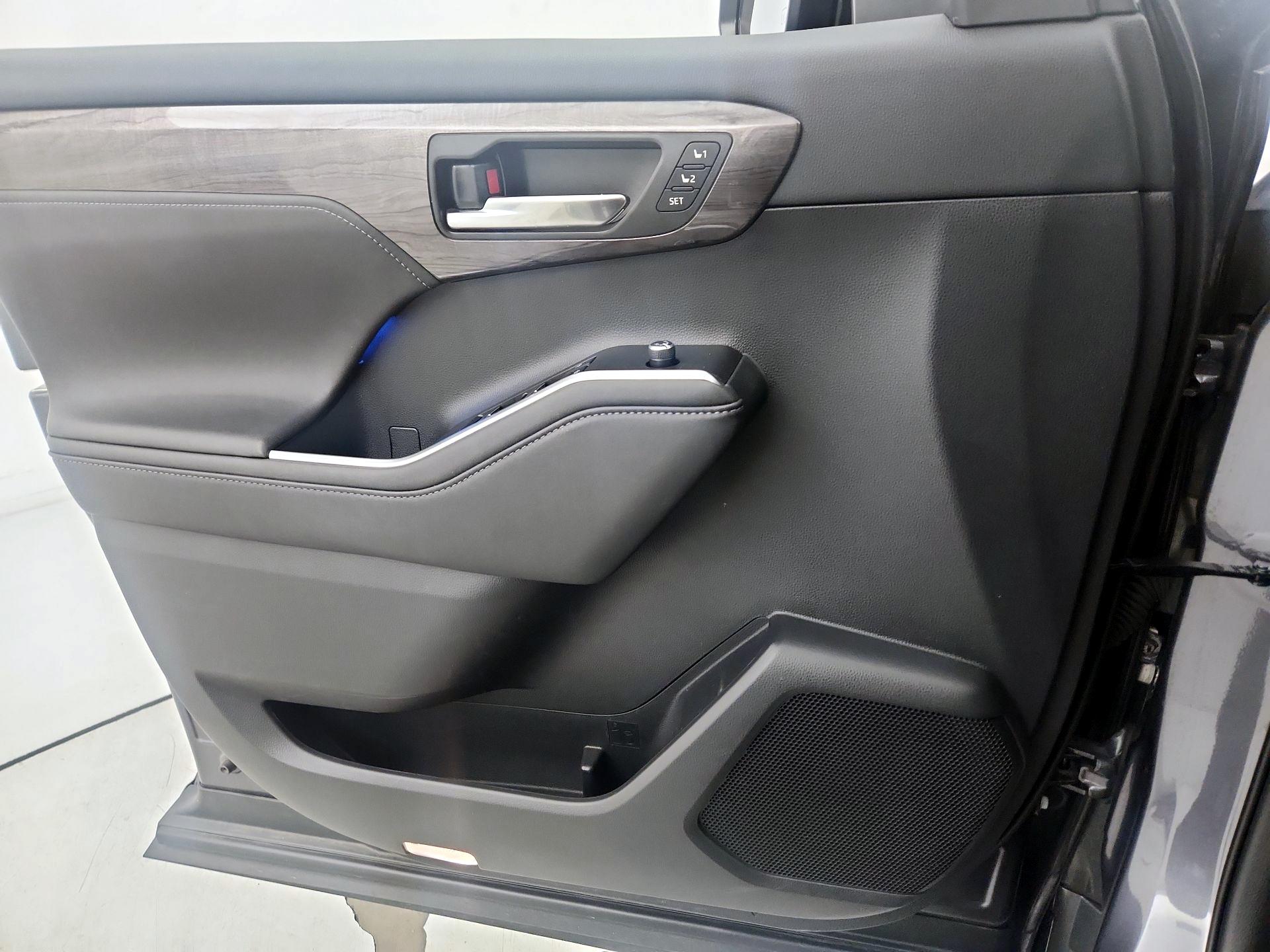 Thumbnail: 2020 Toyota Highlander - 12
