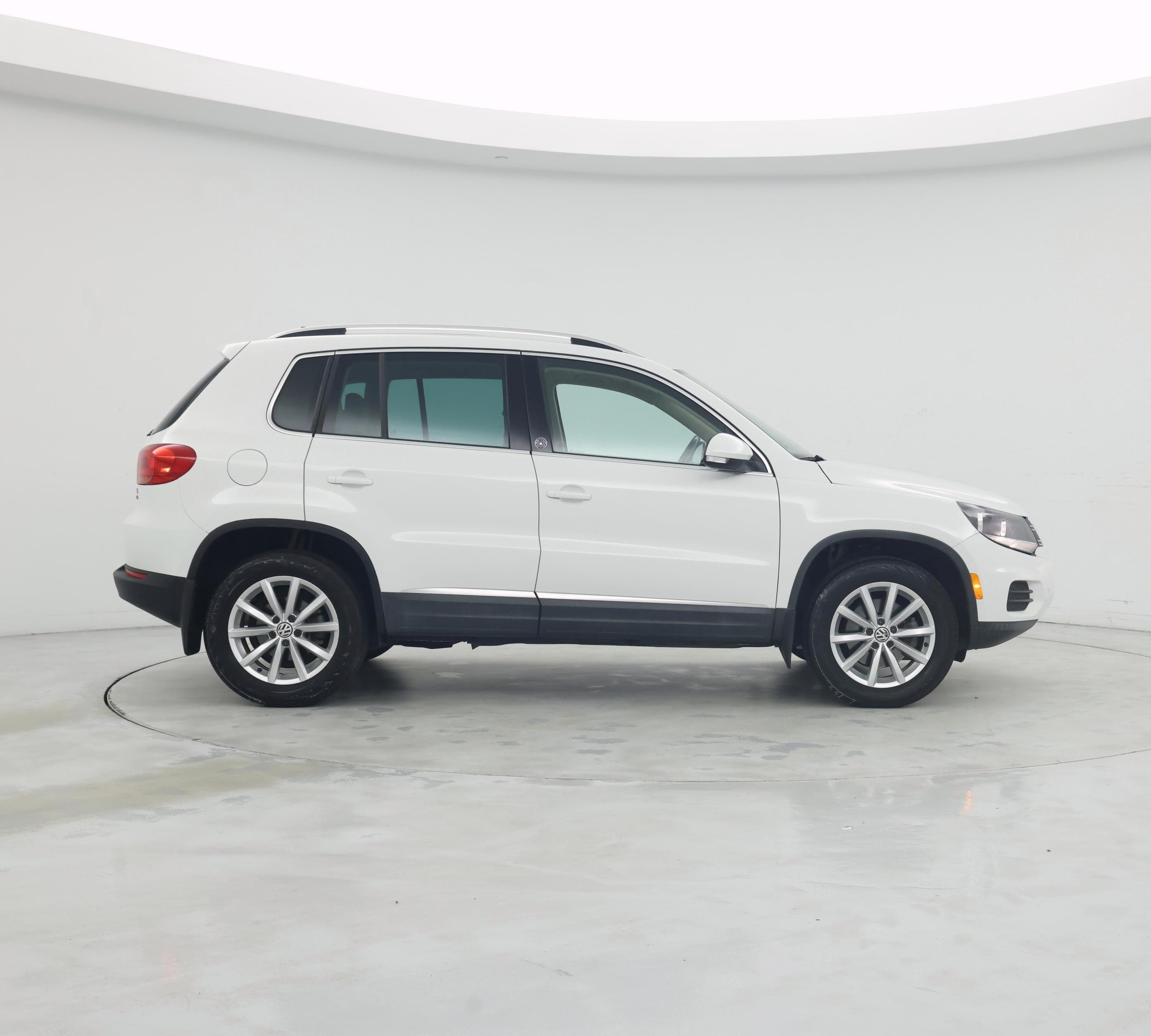 Thumbnail: 2017 Volkswagen Tiguan - 7