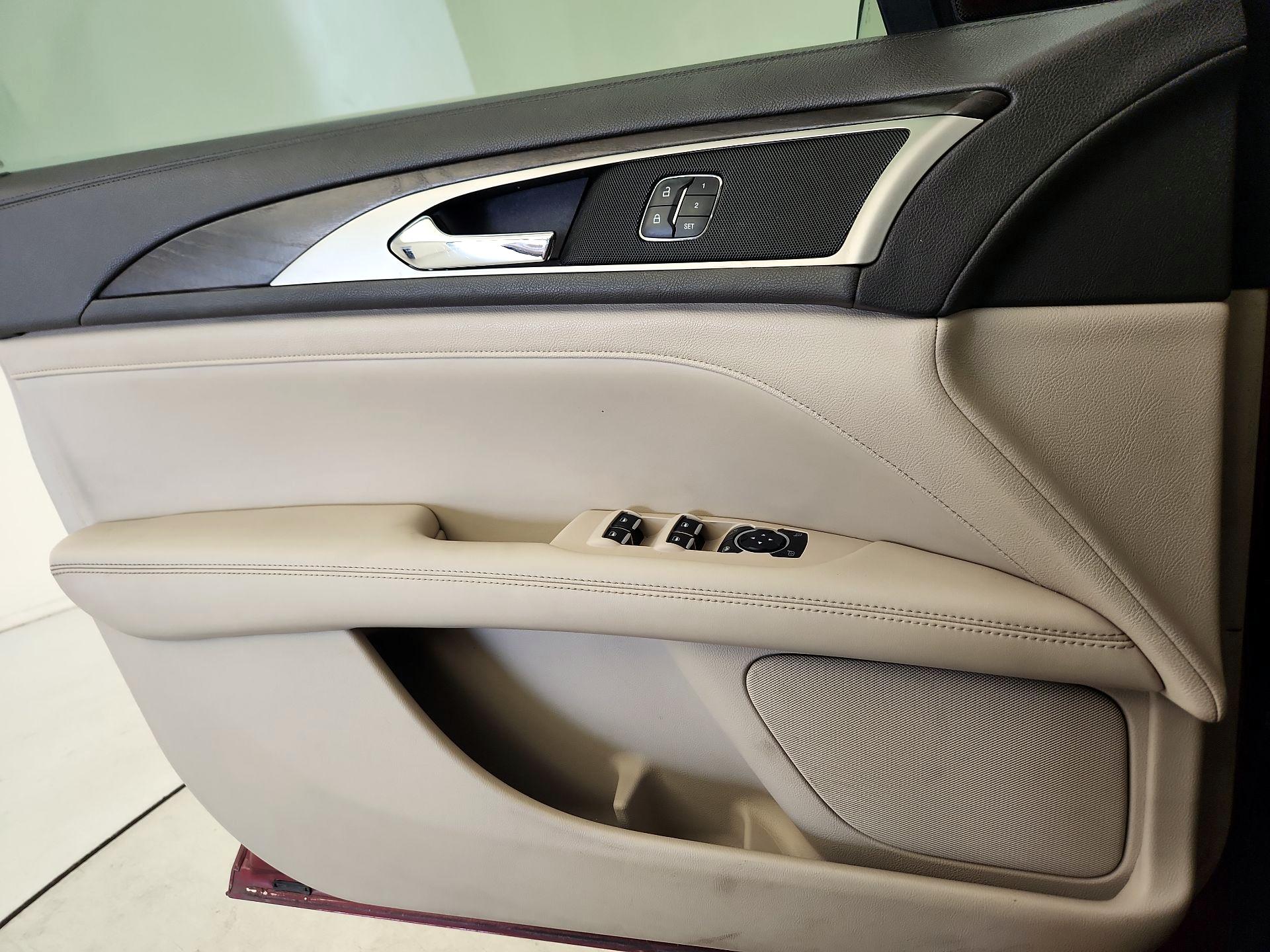 Thumbnail: 2017 Lincoln MKZ - 10