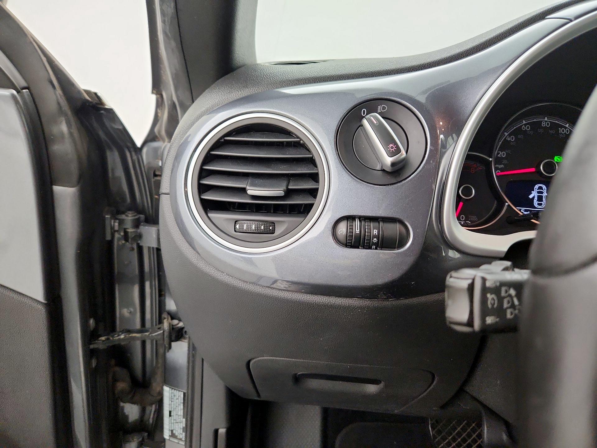 Thumbnail: 2018 Volkswagen Beetle - 13
