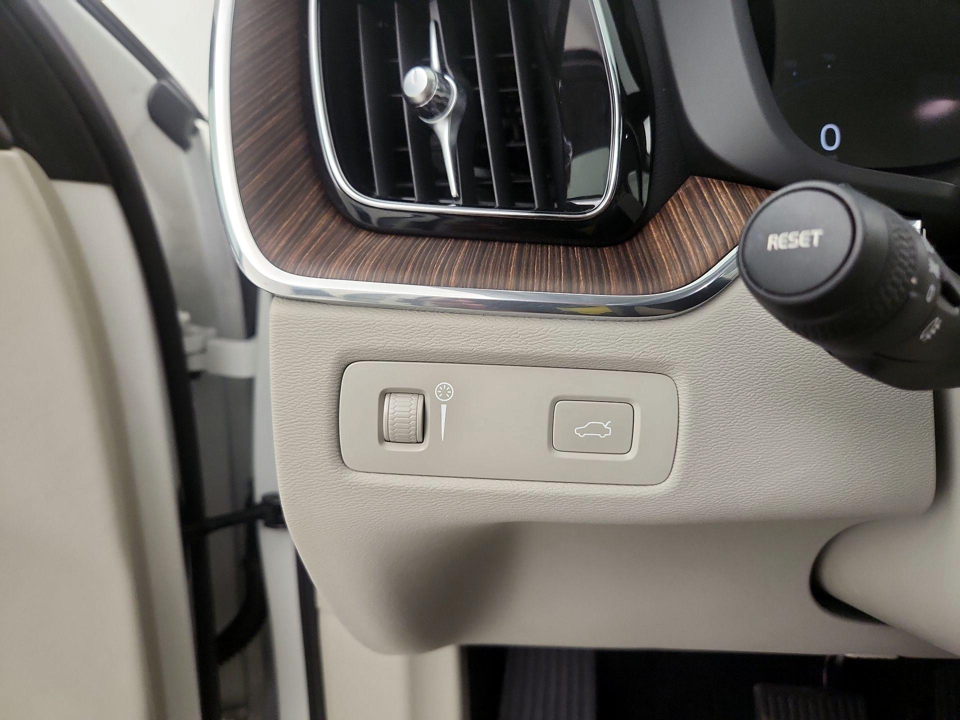 Thumbnail: 2022 Volvo XC60 - 11