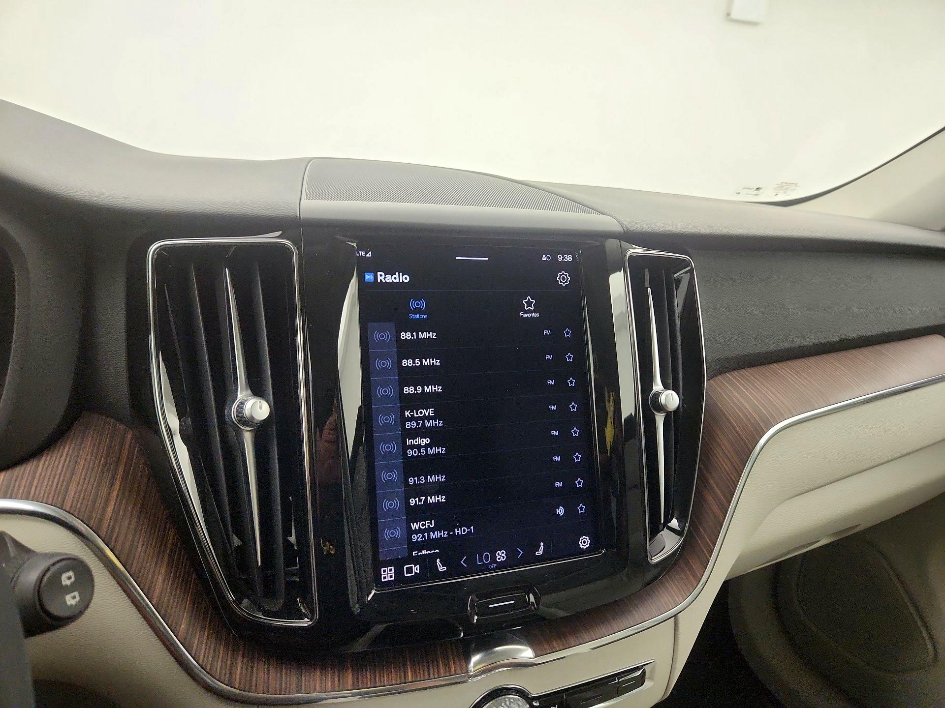 Thumbnail: 2022 Volvo XC60 - 13