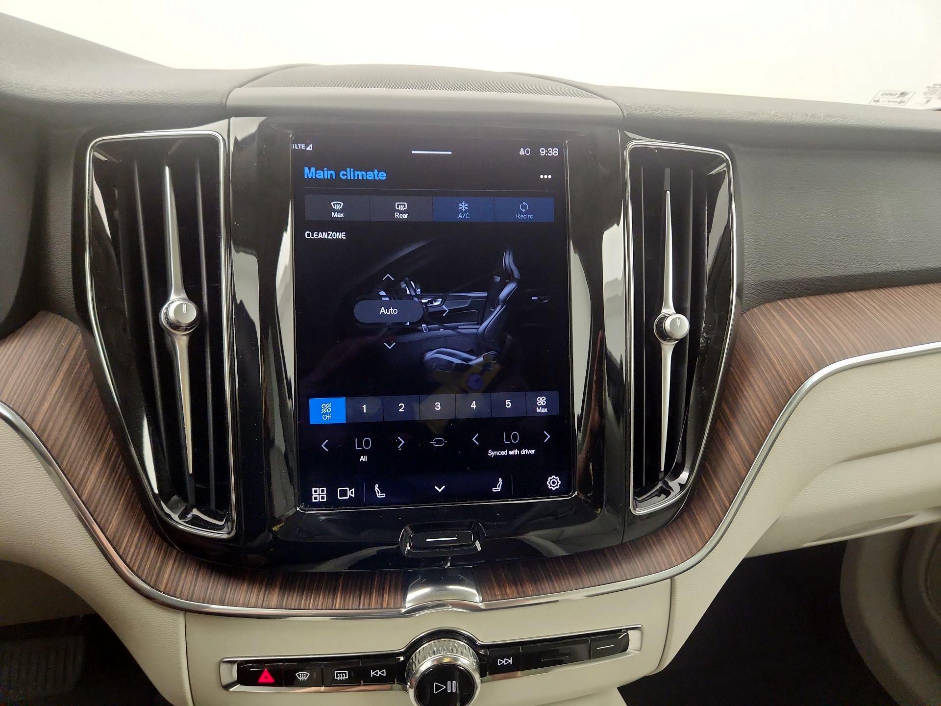 Thumbnail: 2022 Volvo XC60 - 14