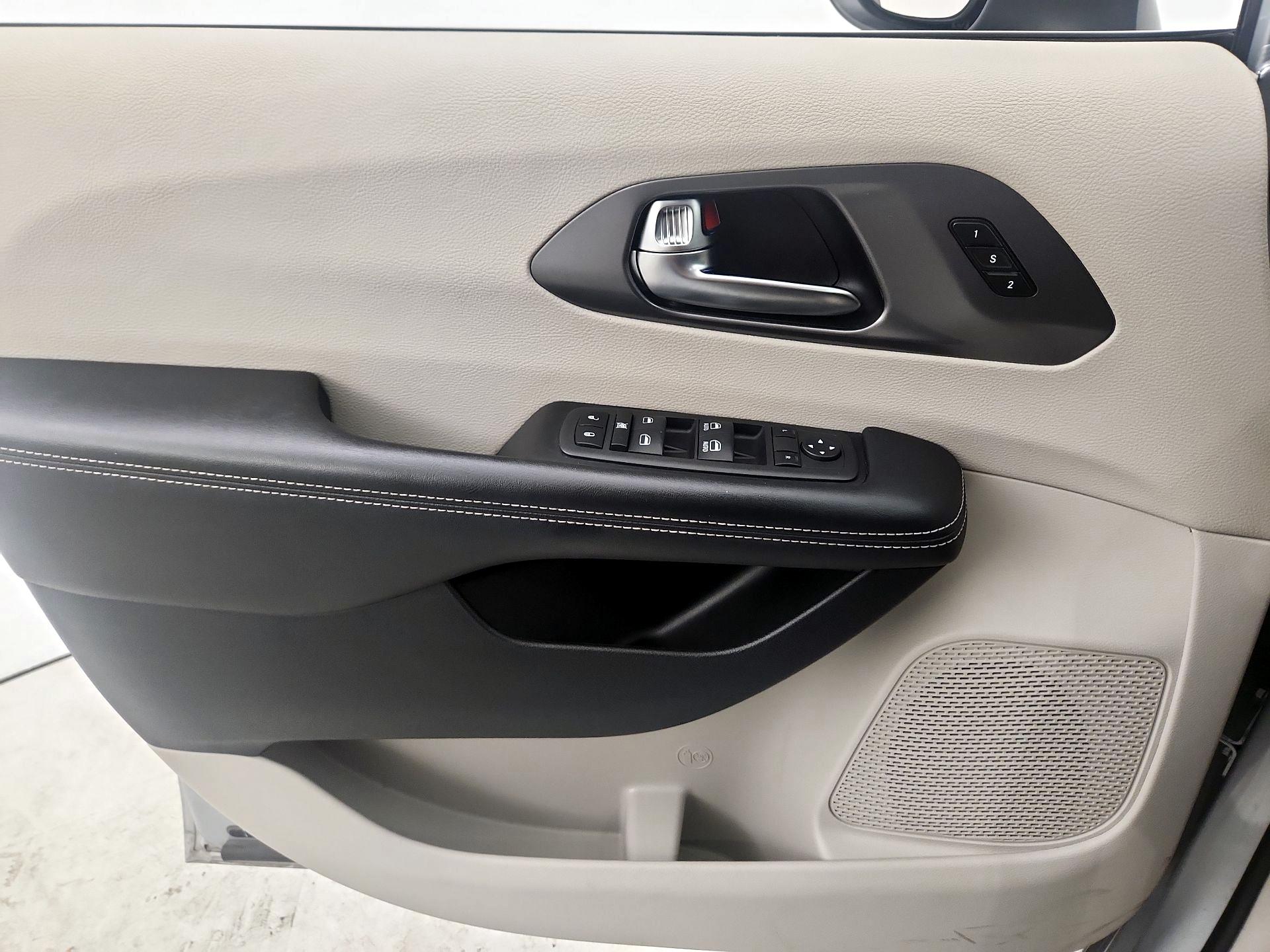 Thumbnail: 2023 Chrysler Pacifica - 12