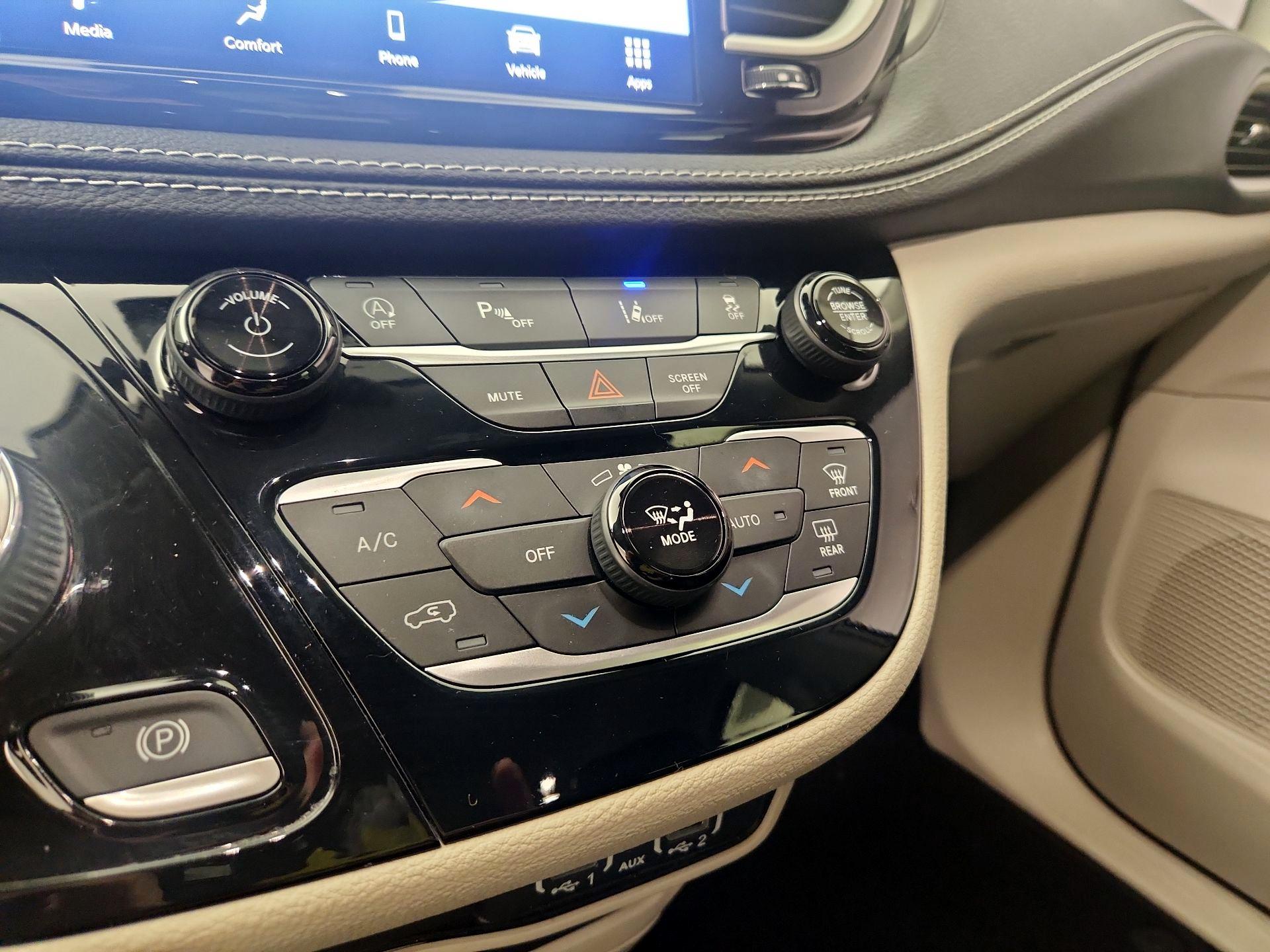Thumbnail: 2023 Chrysler Pacifica - 16