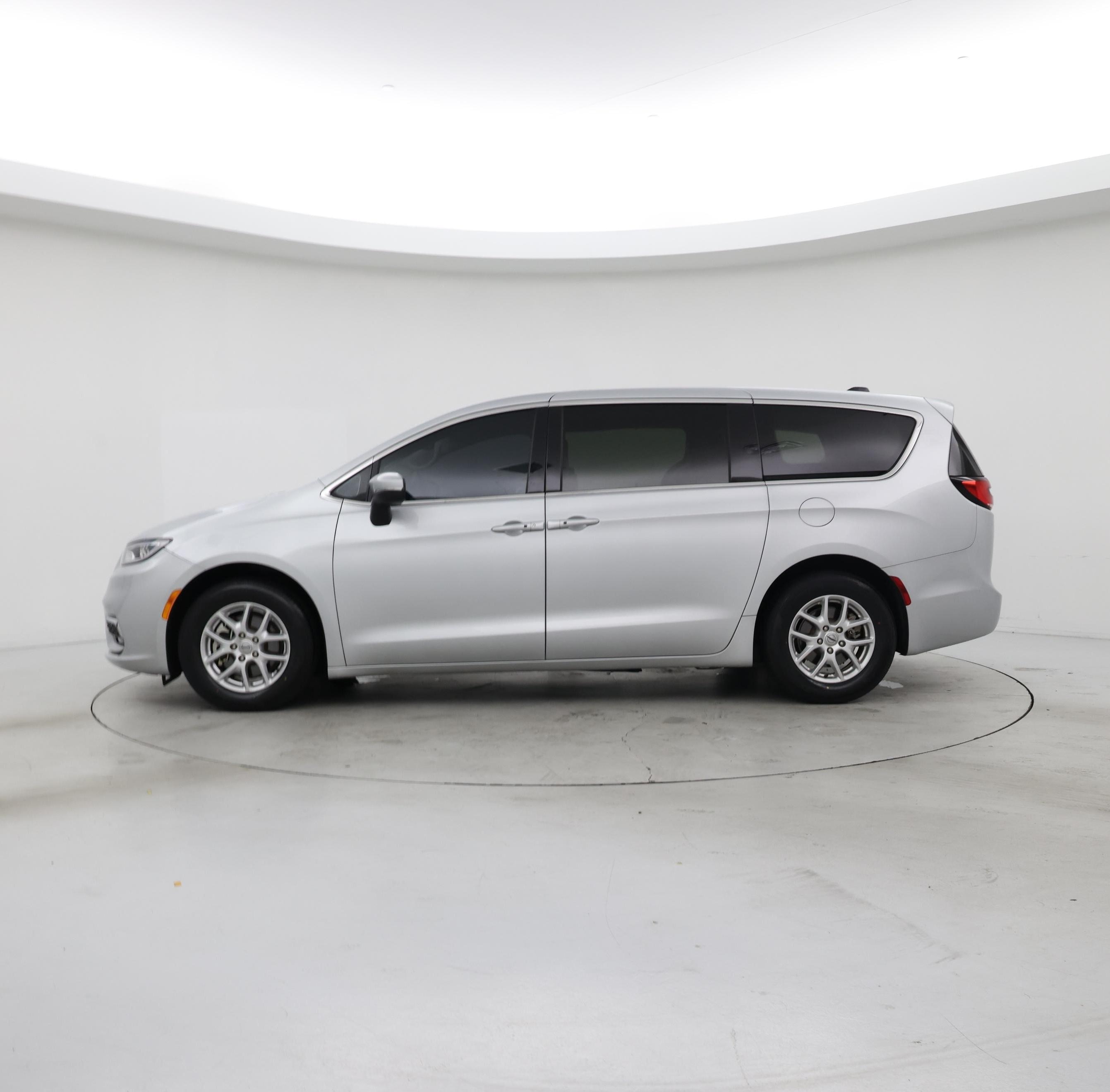 Thumbnail: 2023 Chrysler Pacifica - 3