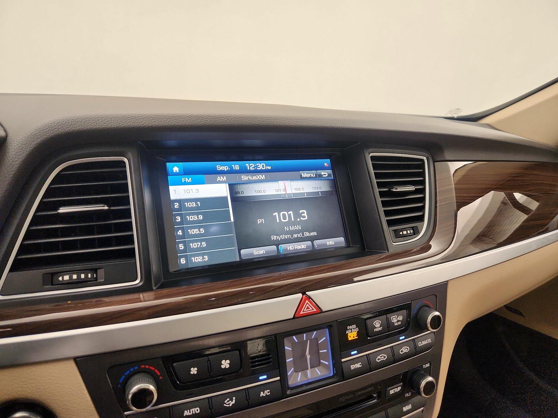 Thumbnail: 2017 Genesis G80 - 16