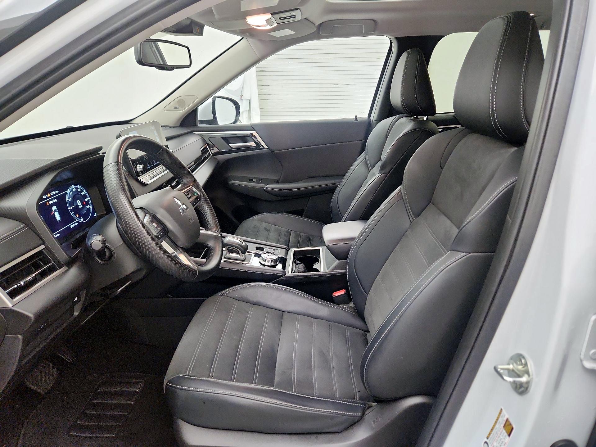 Thumbnail: 2023 Mitsubishi Outlander - 11
