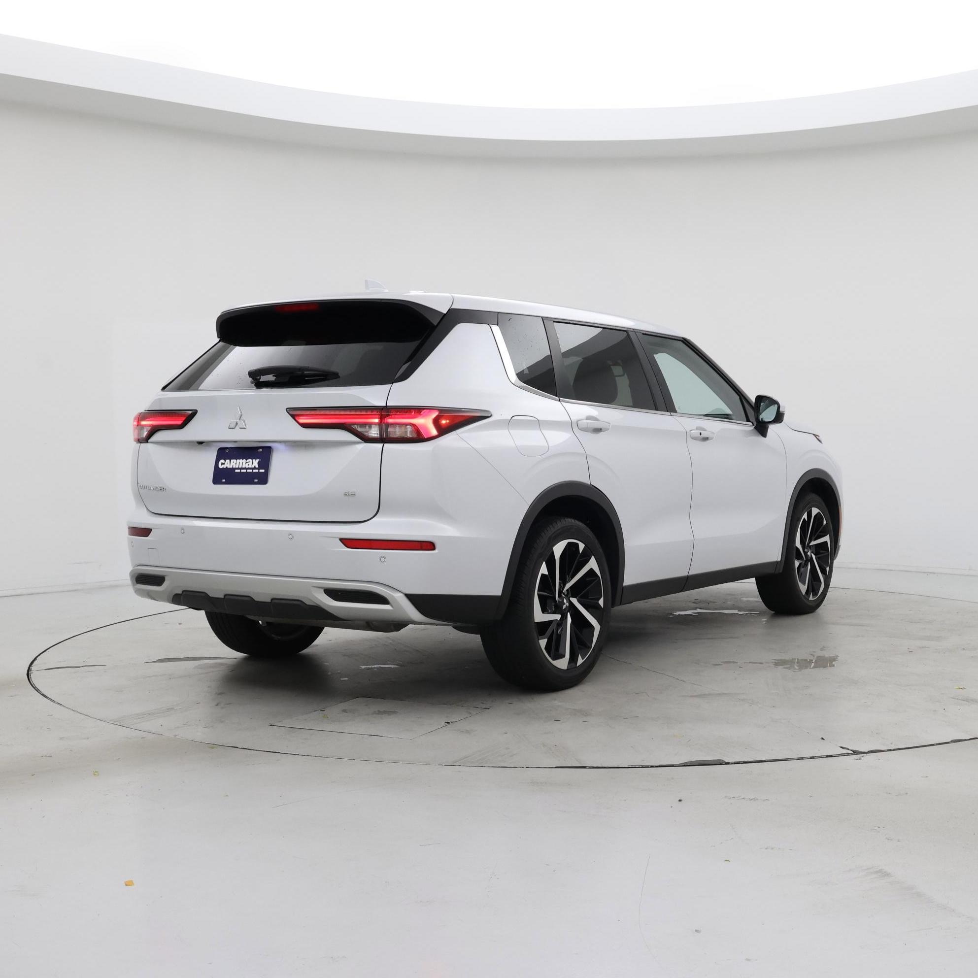 Thumbnail: 2023 Mitsubishi Outlander - 8