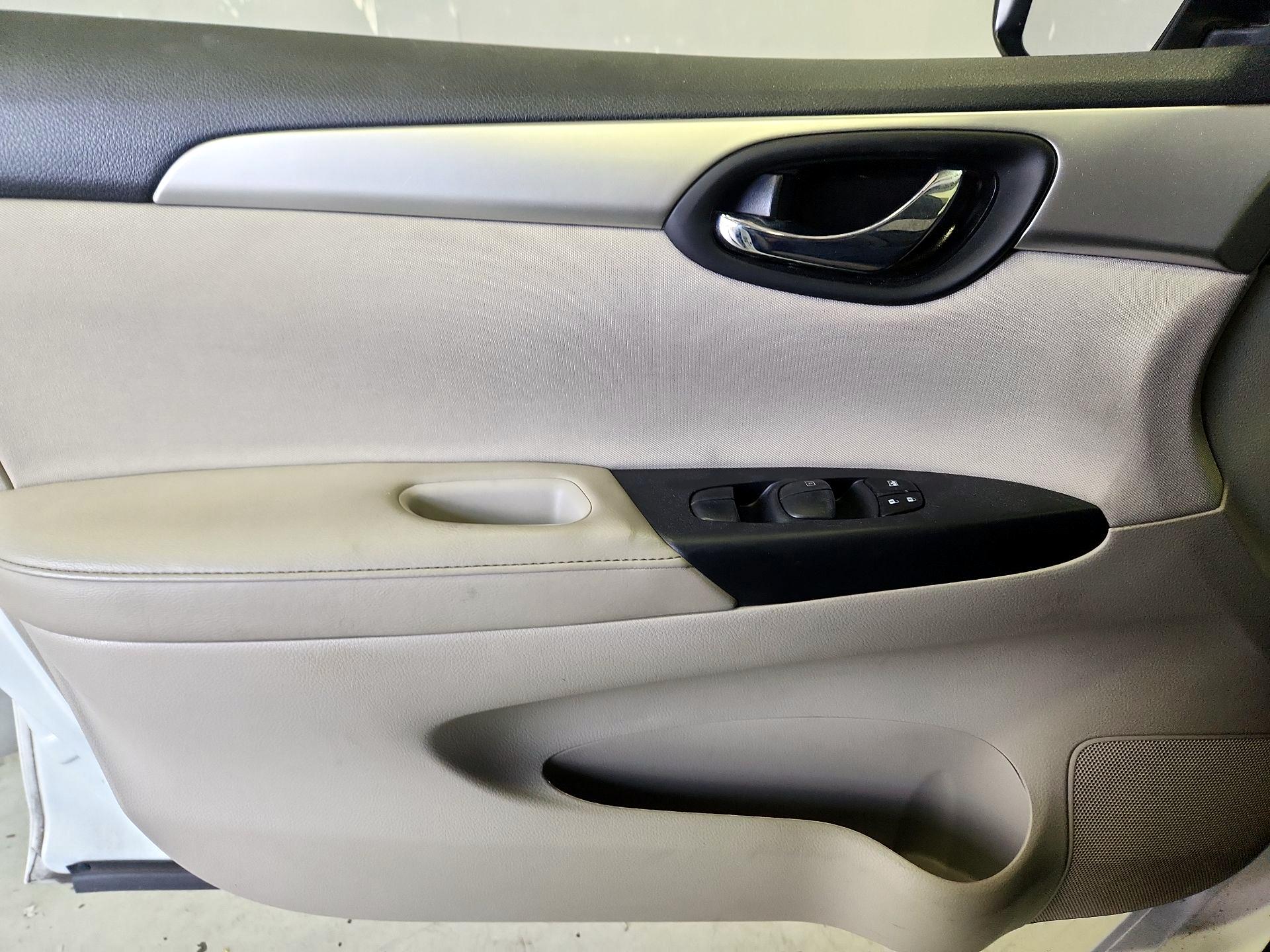 Thumbnail: 2016 Nissan Sentra - 12