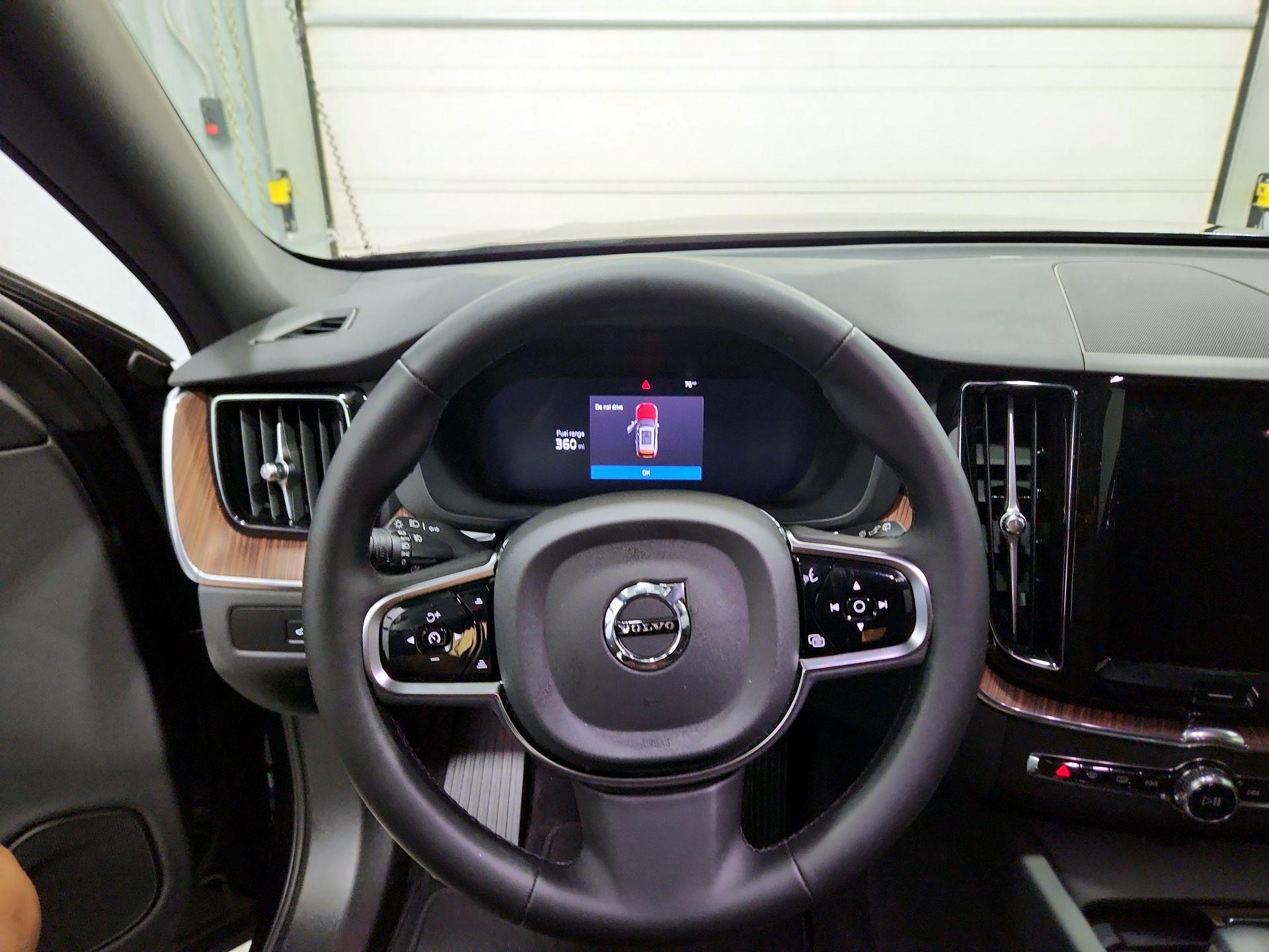 Thumbnail: 2025 Volvo XC60 - 10