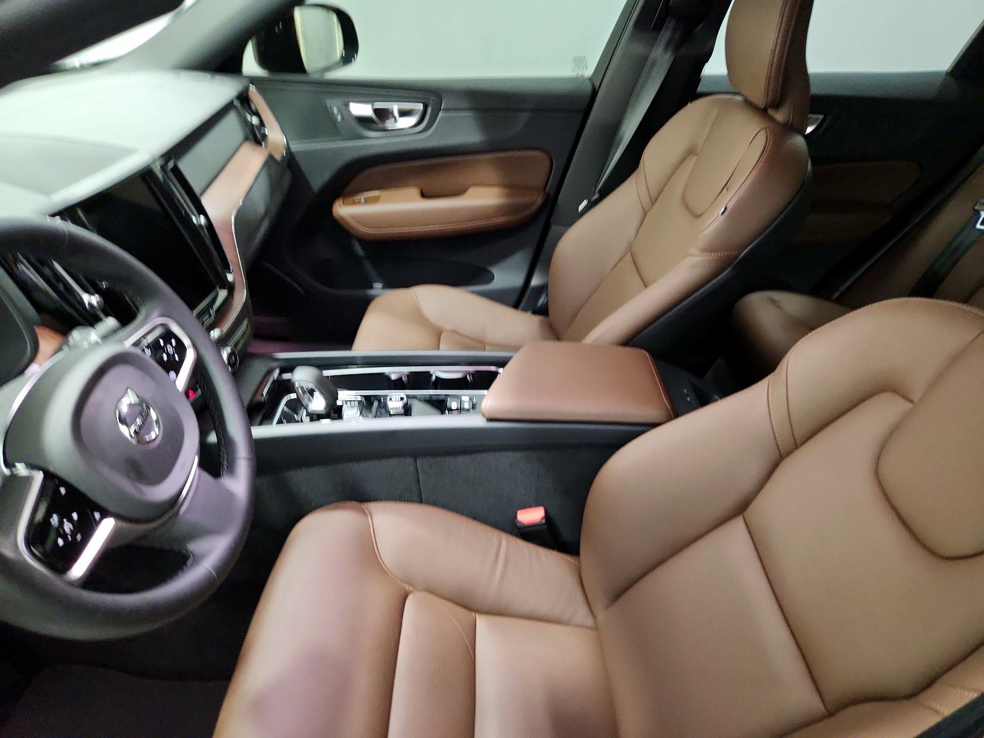 Thumbnail: 2025 Volvo XC60 - 11