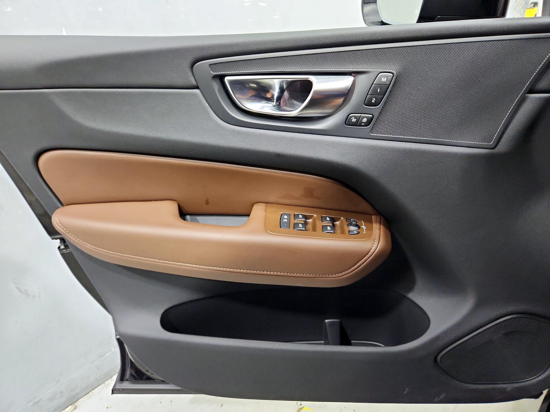 Thumbnail: 2025 Volvo XC60 - 12