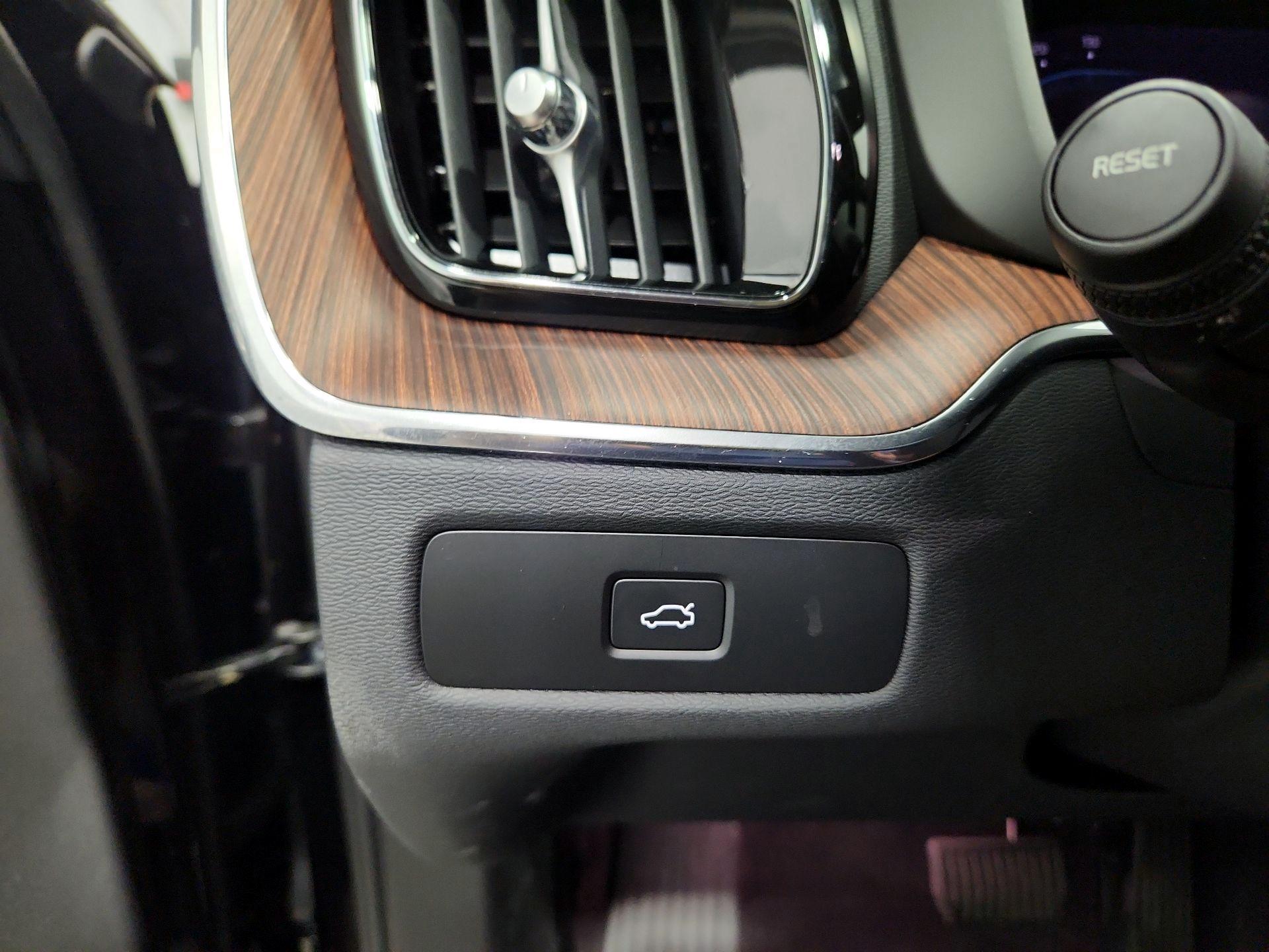 Thumbnail: 2025 Volvo XC60 - 13