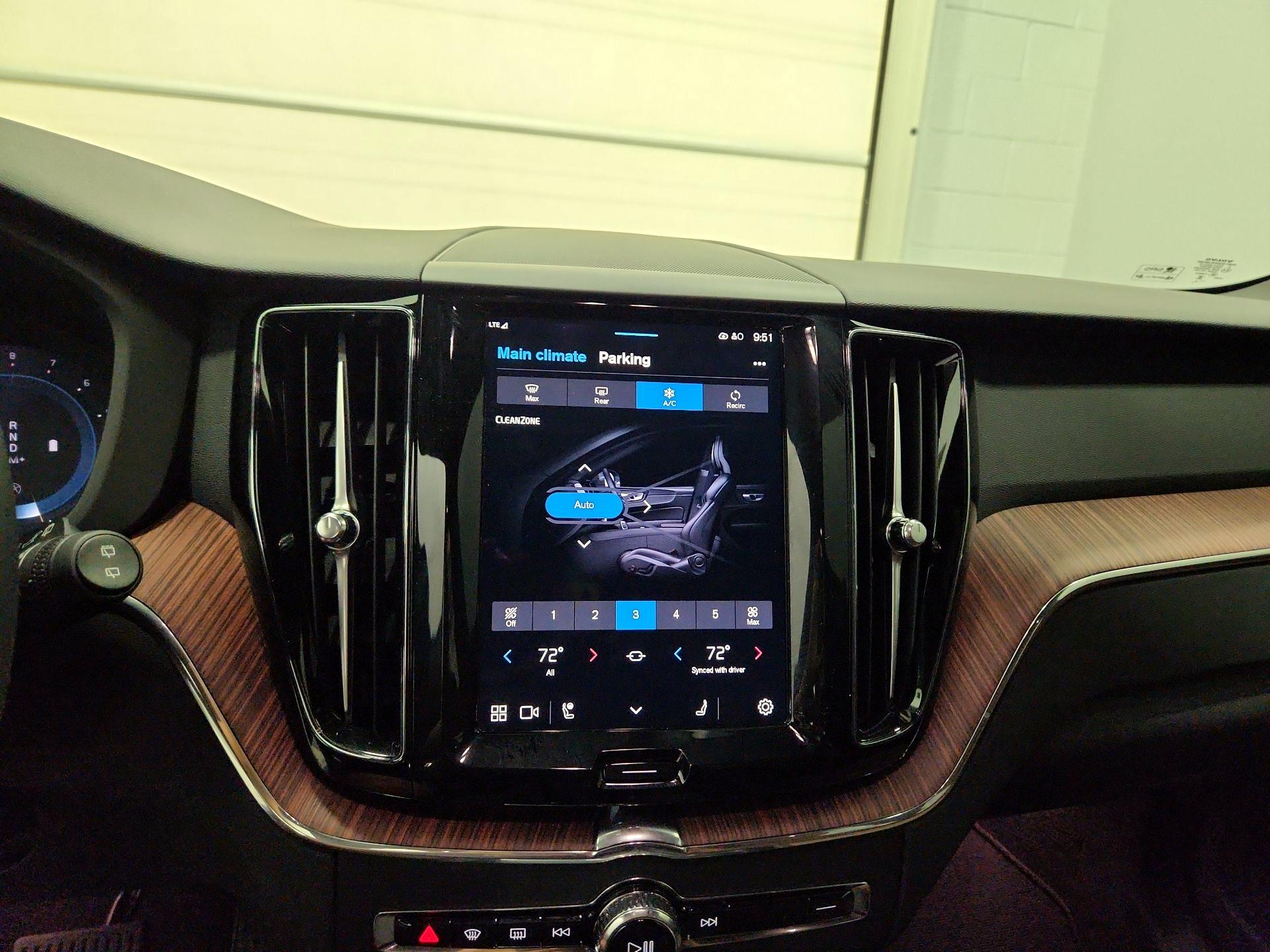 Thumbnail: 2025 Volvo XC60 - 16