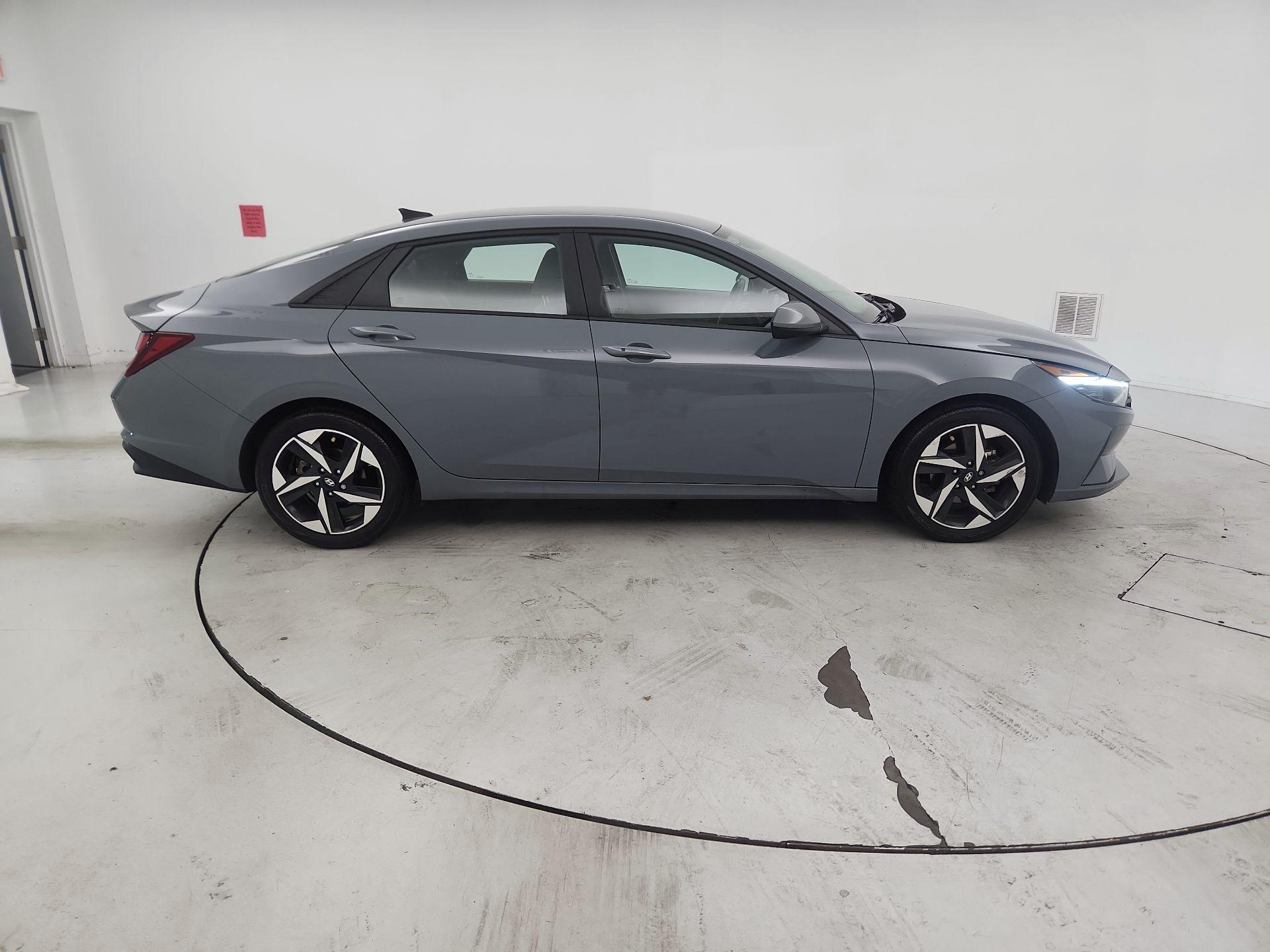 Thumbnail: 2023 Hyundai Elantra - 4