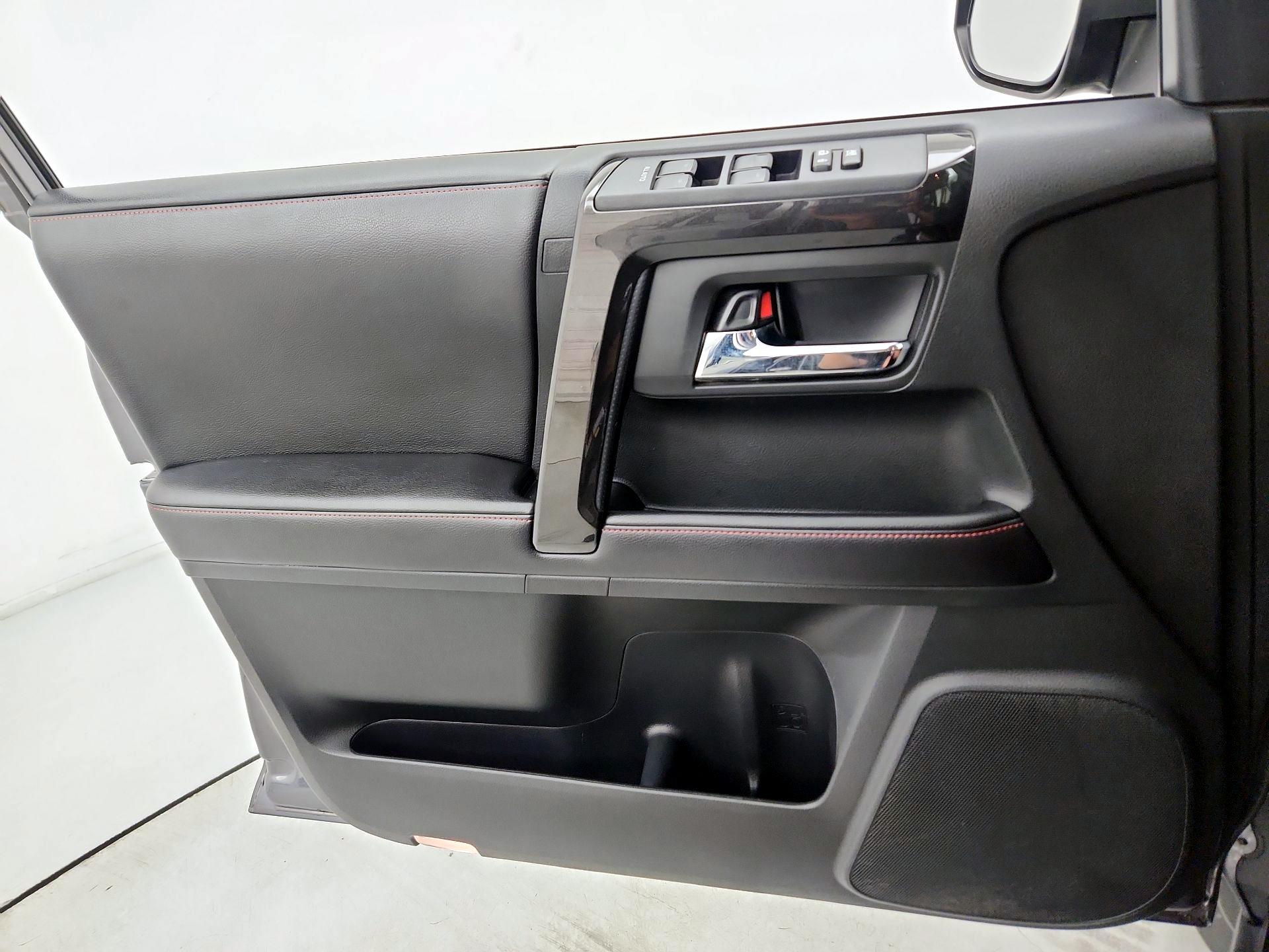 Thumbnail: 2016 Toyota 4Runner - 12