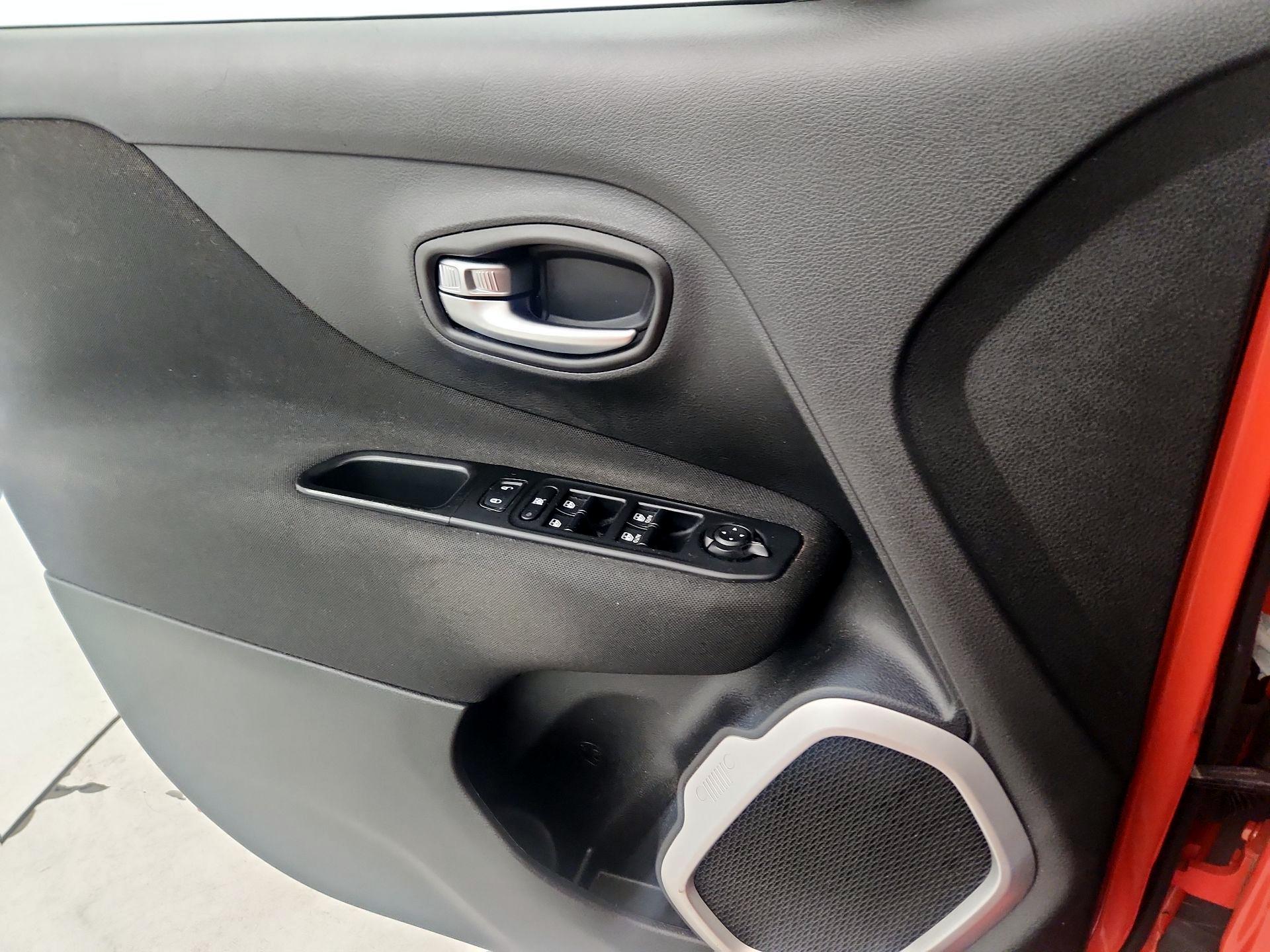 Thumbnail: 2018 Jeep Renegade - 10