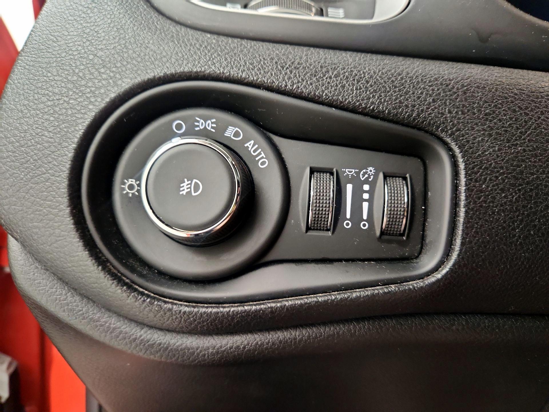 Thumbnail: 2018 Jeep Renegade - 11
