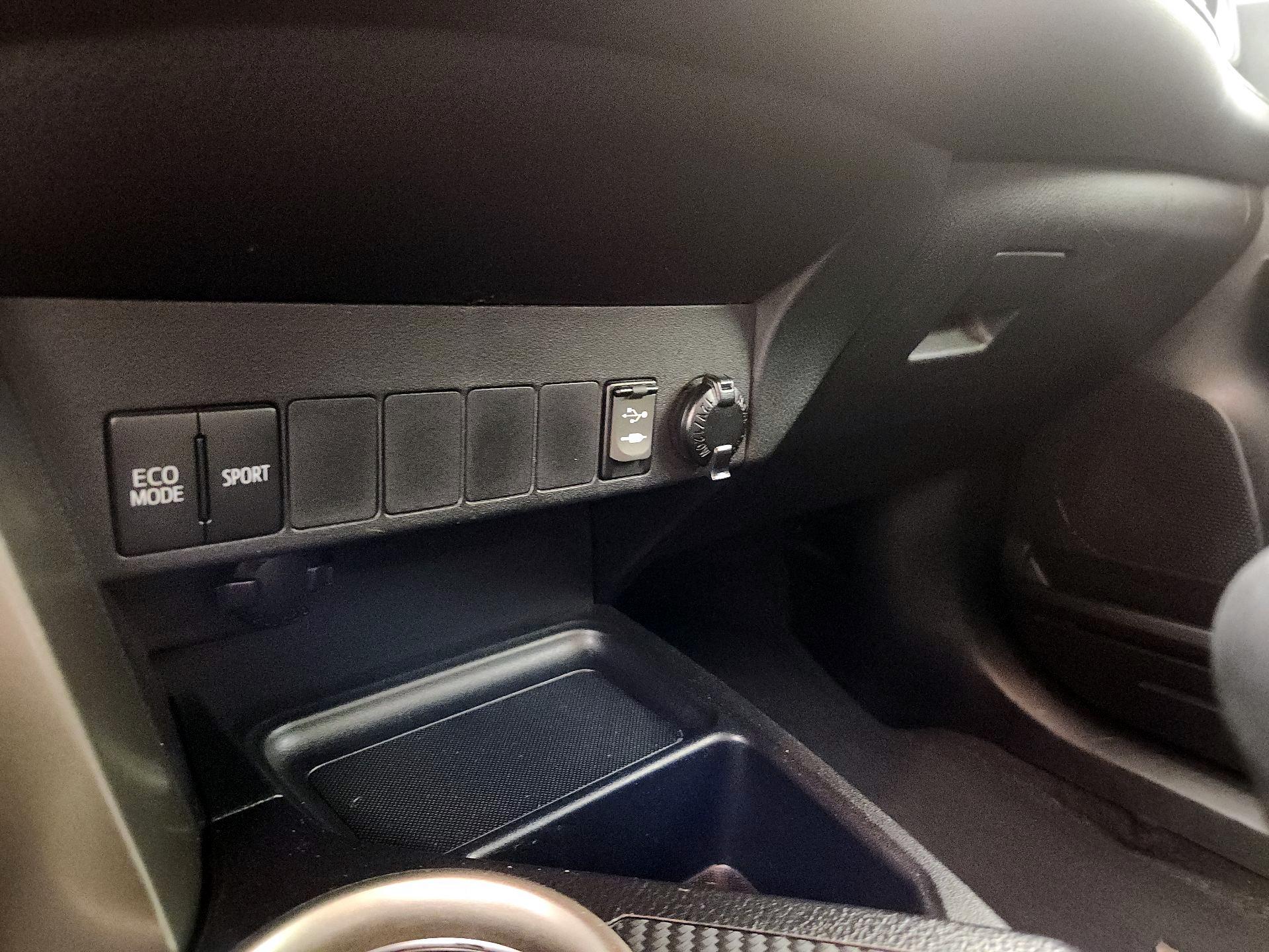Thumbnail: 2015 Toyota RAV4 - 19