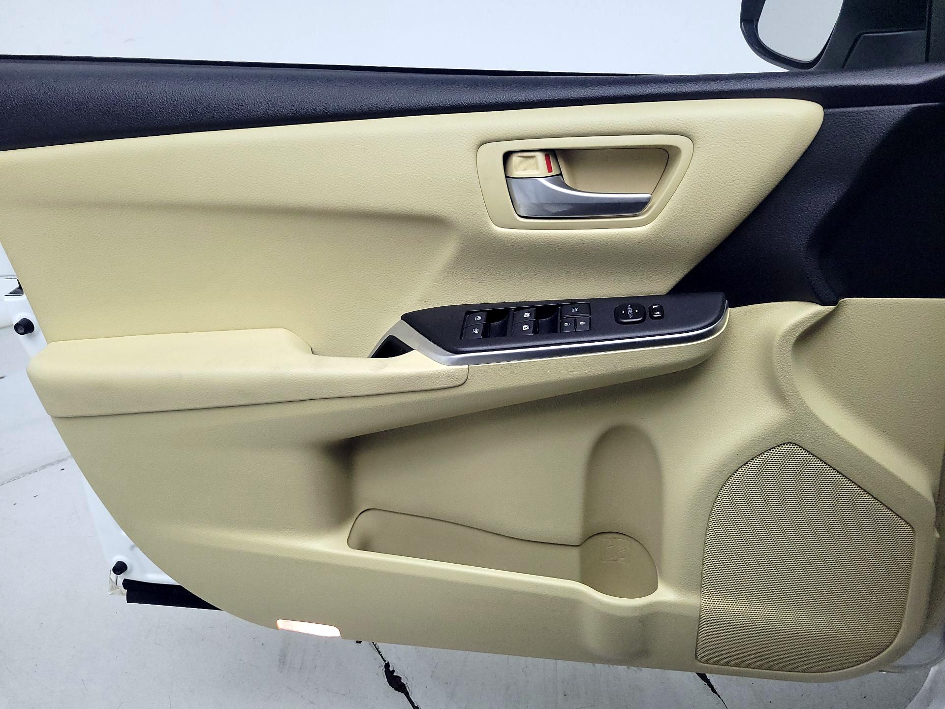 Thumbnail: 2015 Toyota Camry - 12