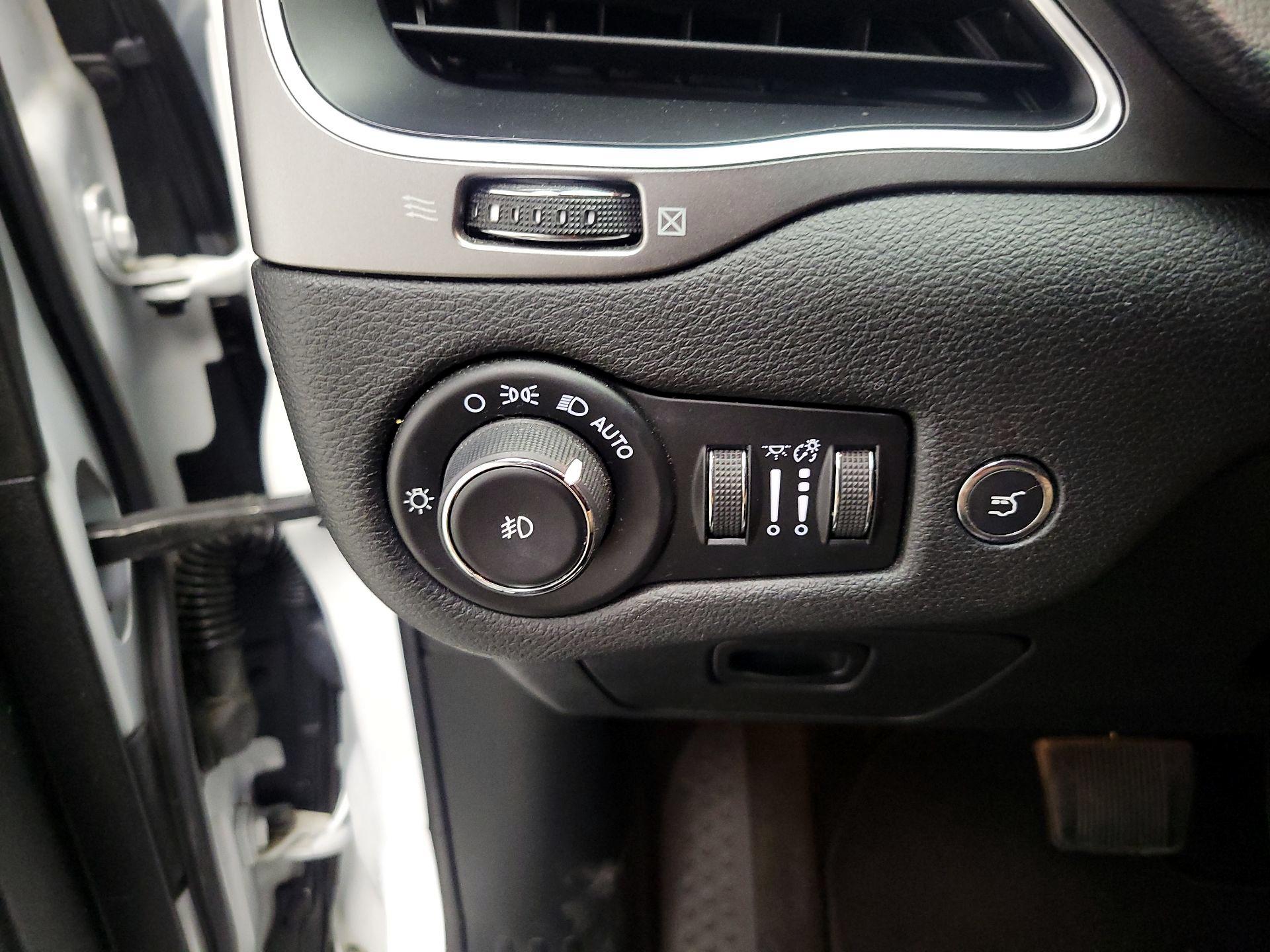 Thumbnail: 2019 Jeep Cherokee - 13