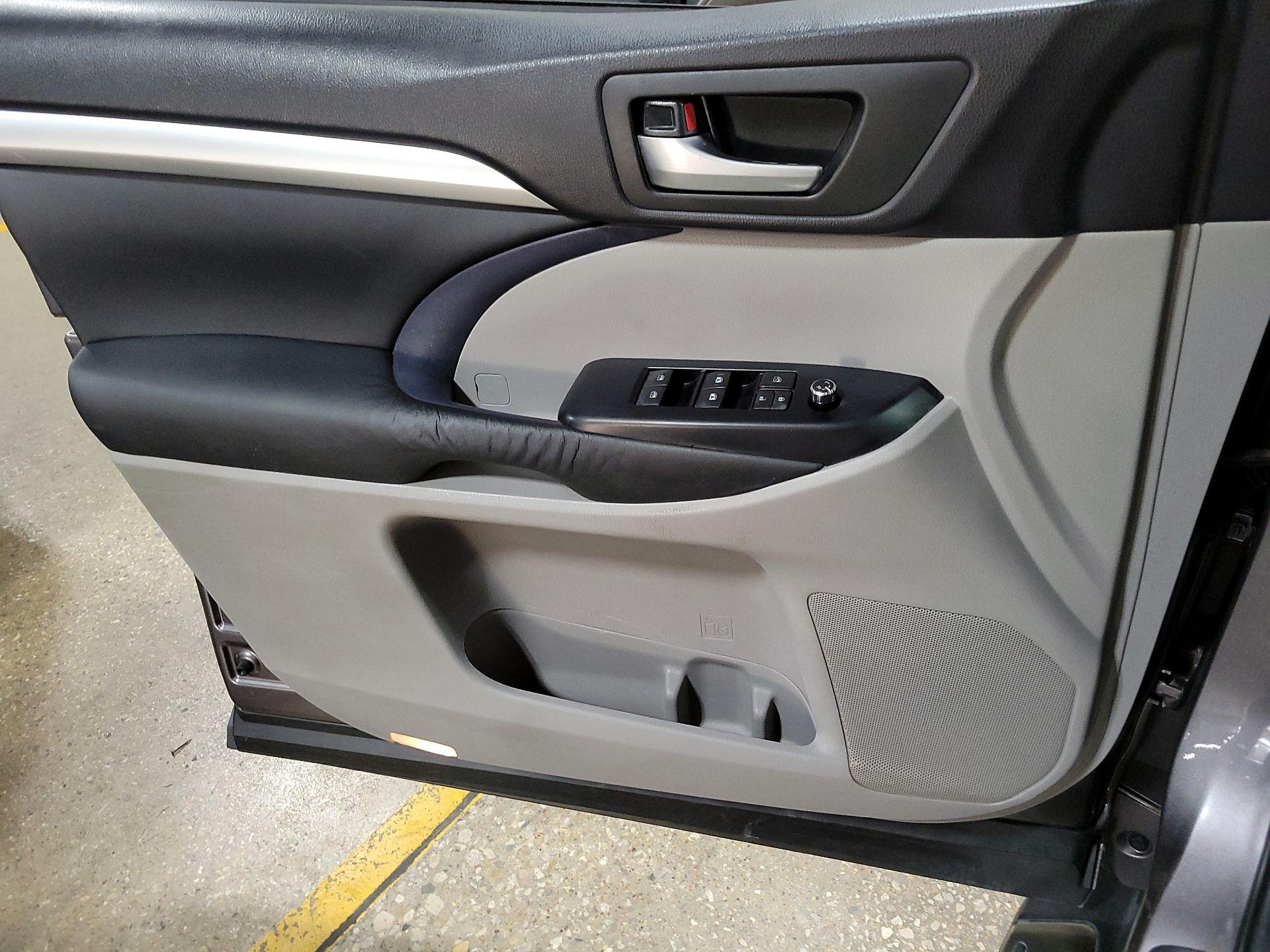 Thumbnail: 2015 Toyota Highlander - 12