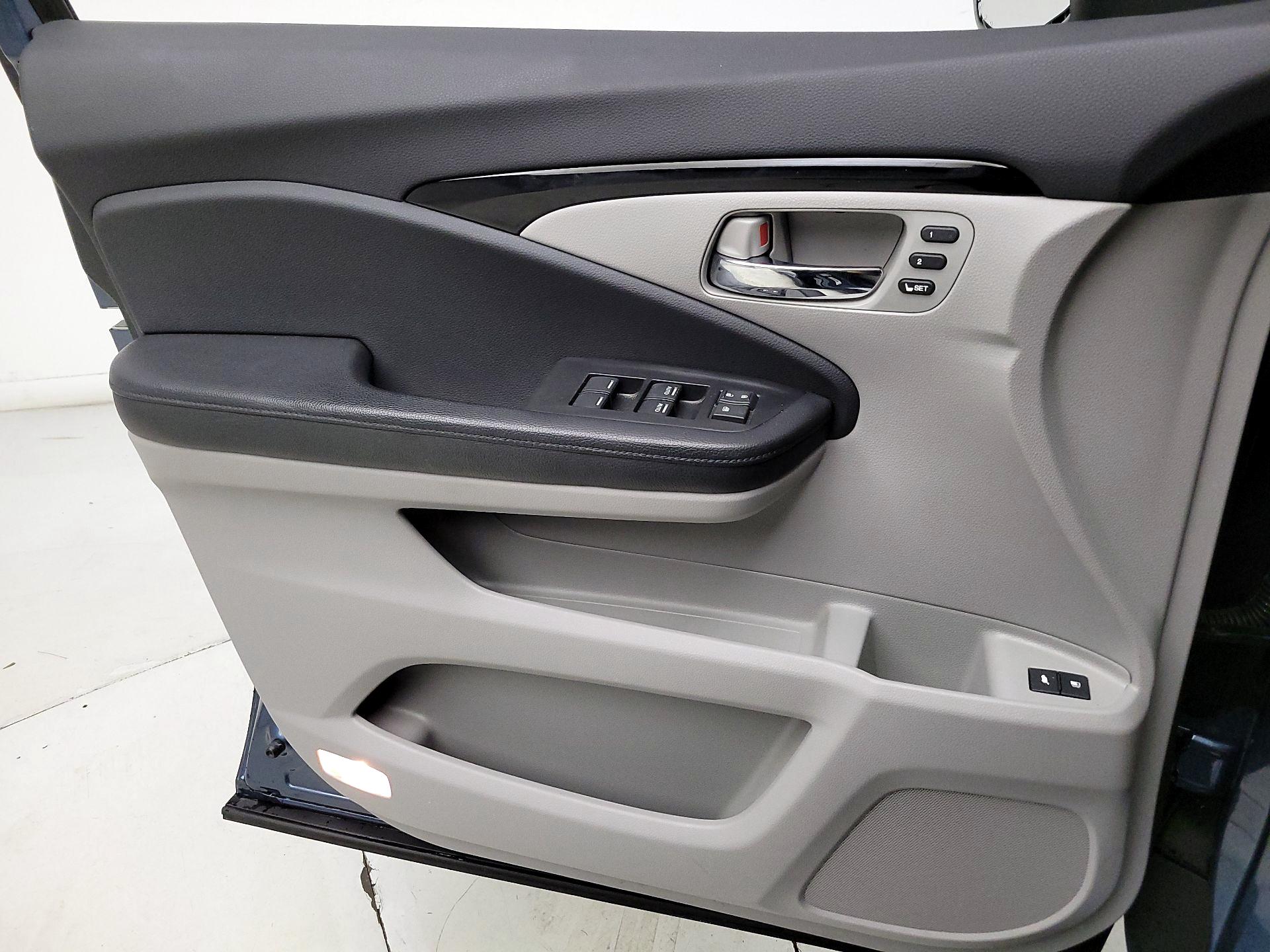 Thumbnail: 2017 Honda Pilot - 12
