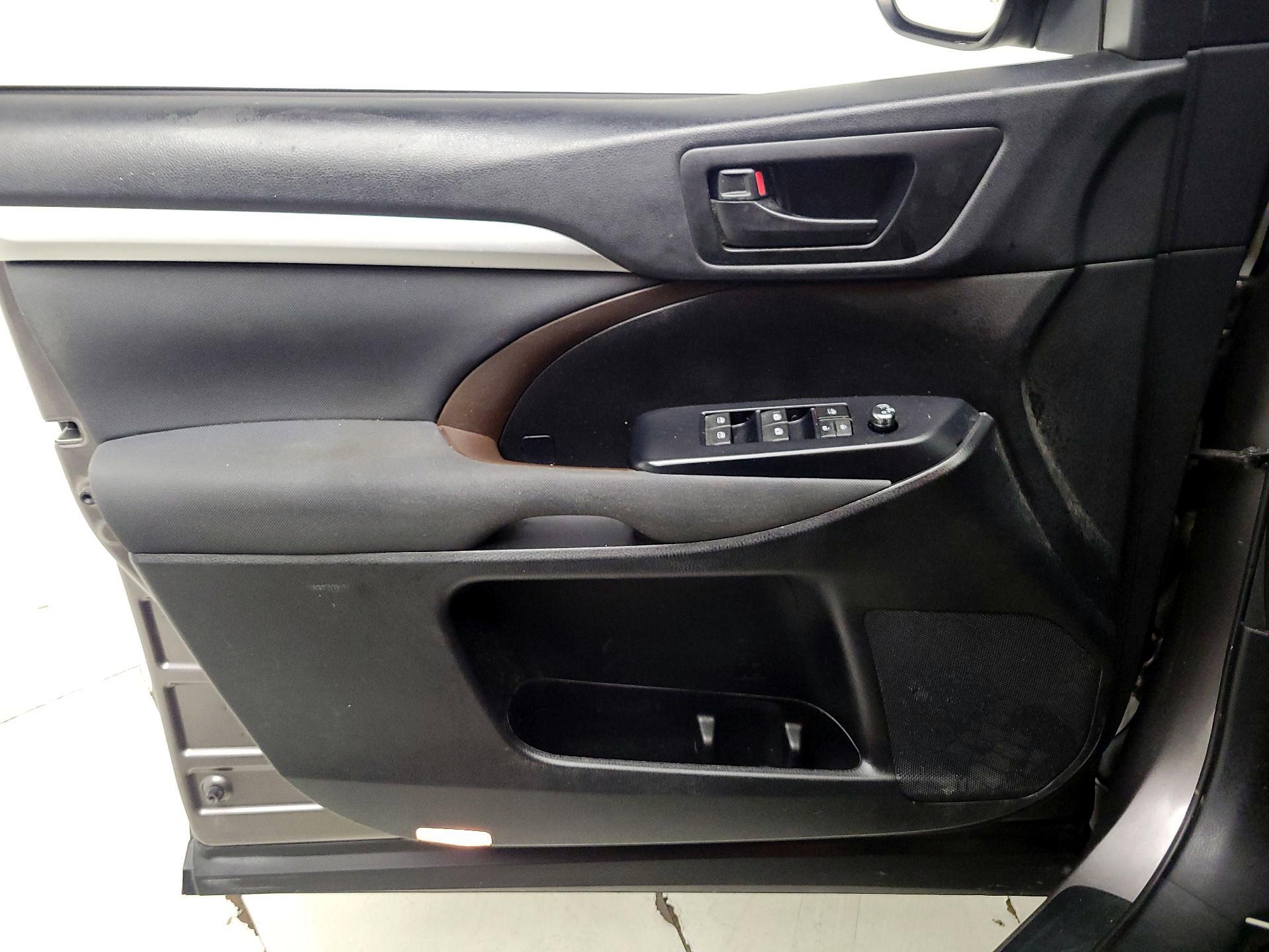 Thumbnail: 2016 Toyota Highlander - 12