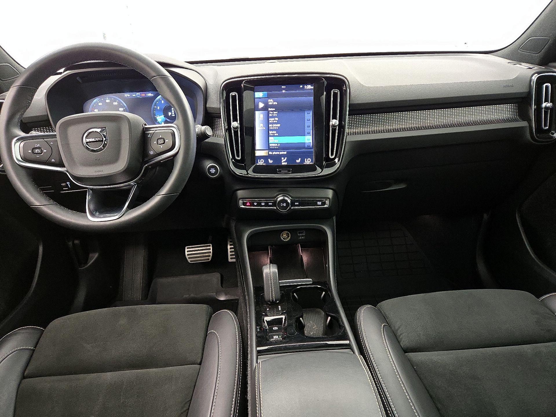 Thumbnail: 2022 Volvo XC40 - 9