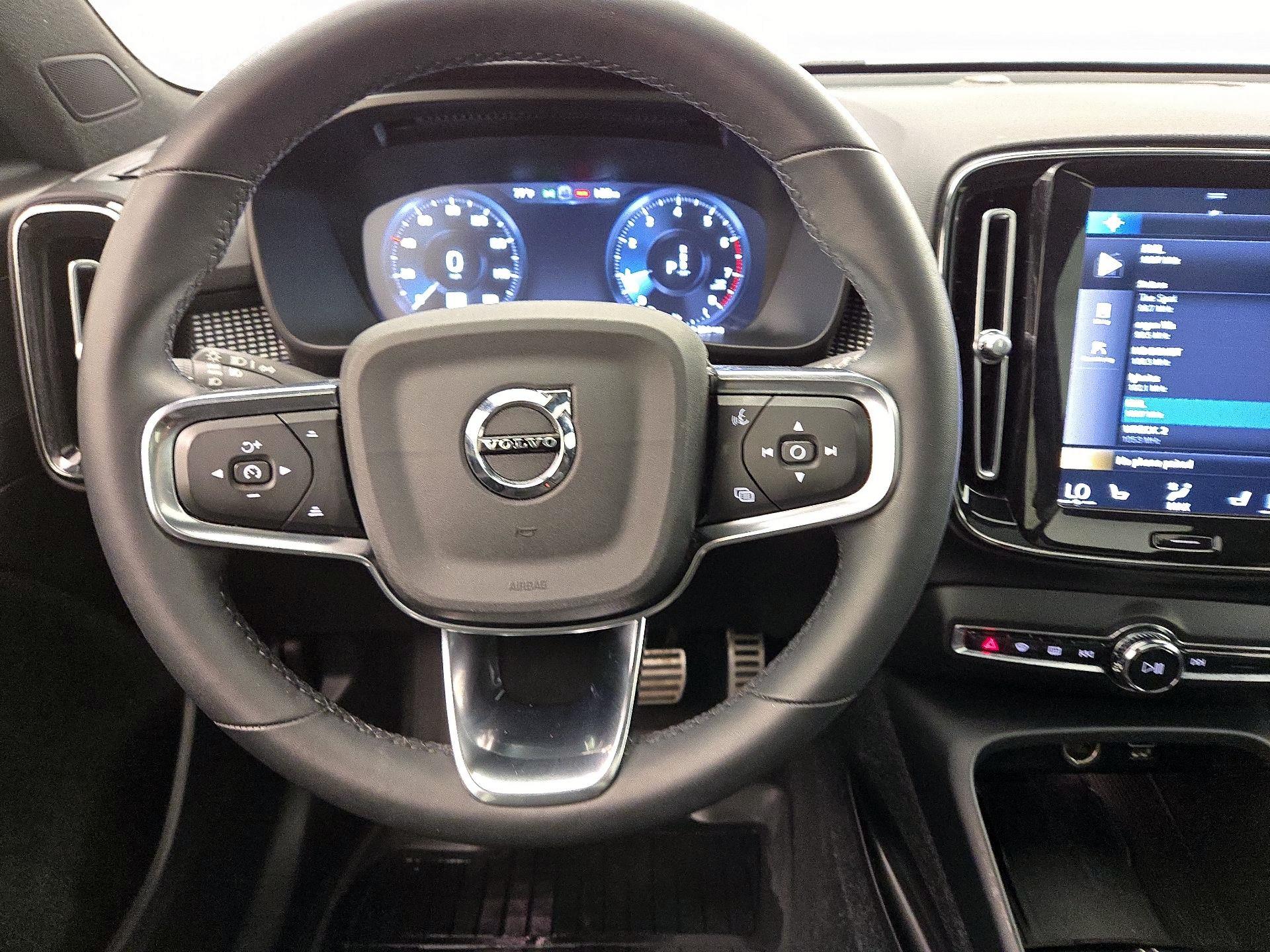 Thumbnail: 2022 Volvo XC40 - 10