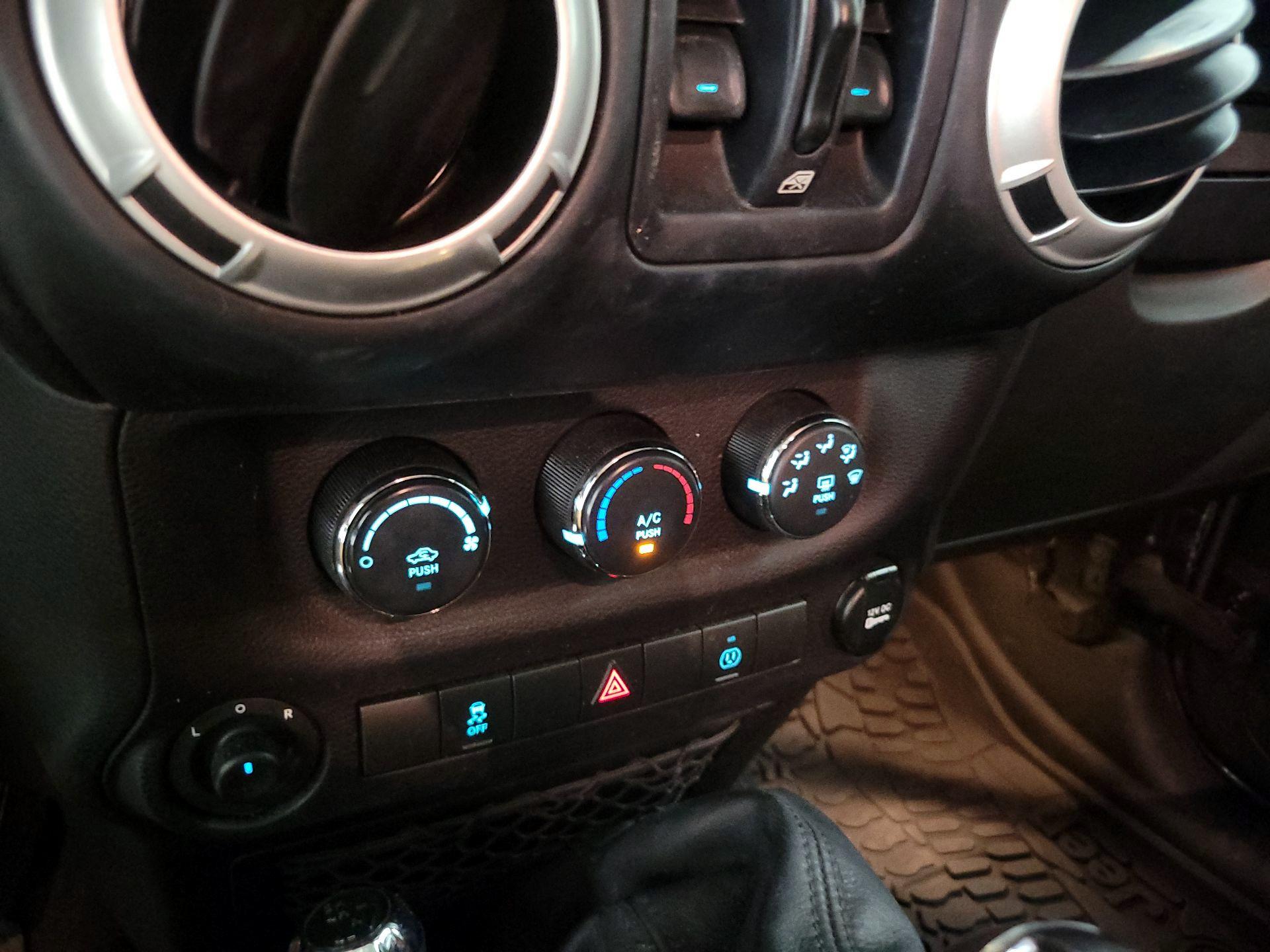 Thumbnail: 2014 Jeep Wrangler - 14
