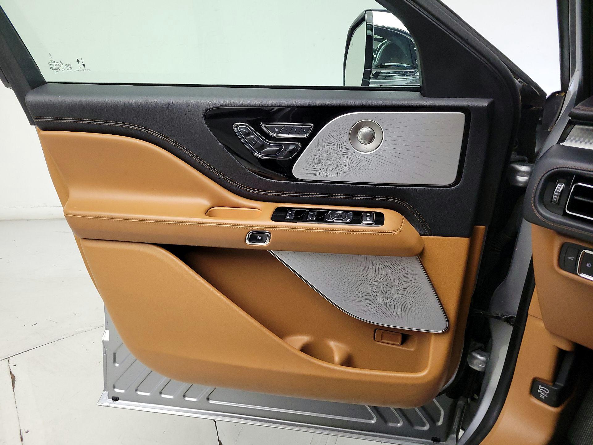 Thumbnail: 2020 Lincoln Aviator - 12