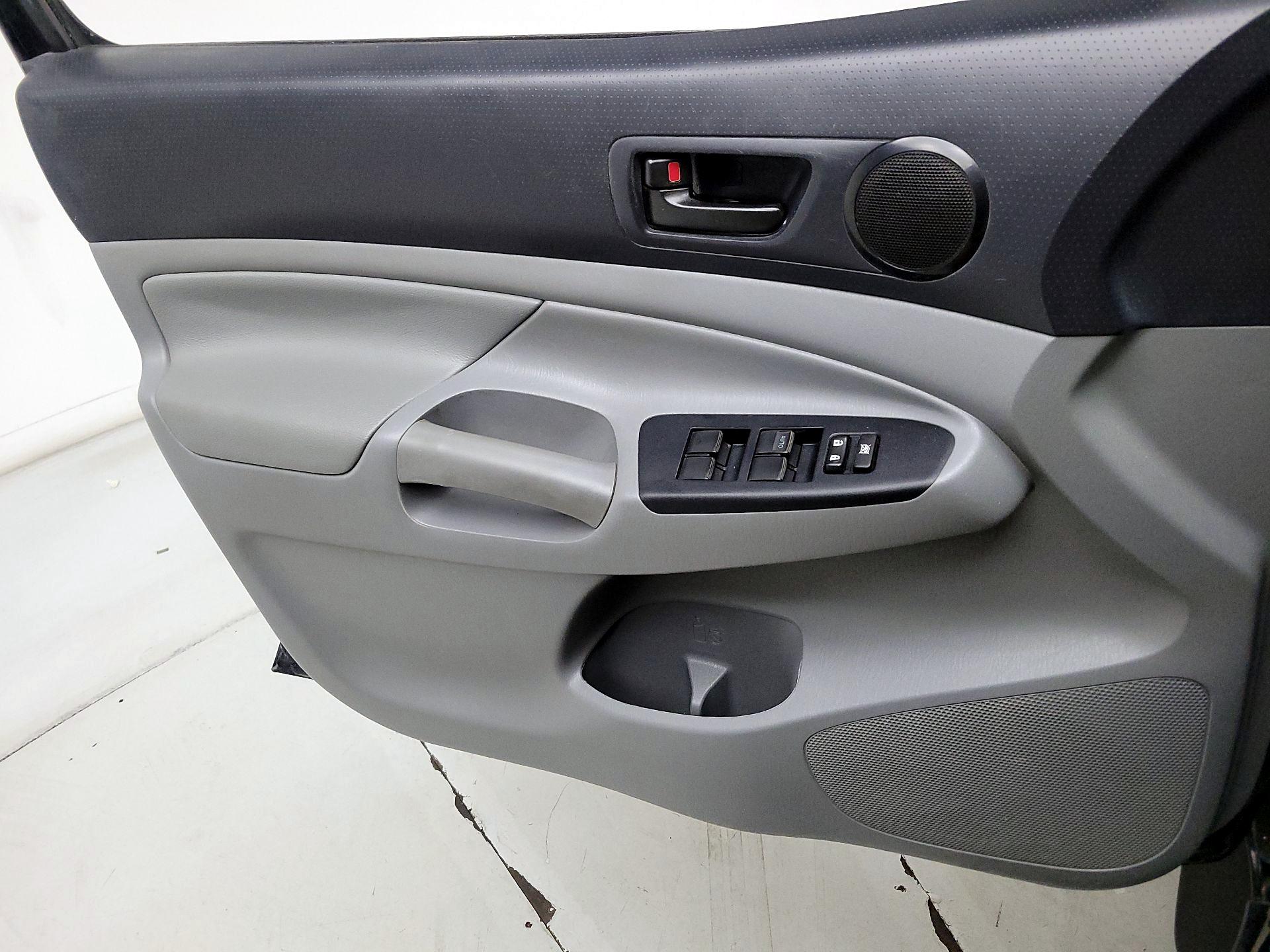 Thumbnail: 2015 Toyota Tacoma - 12