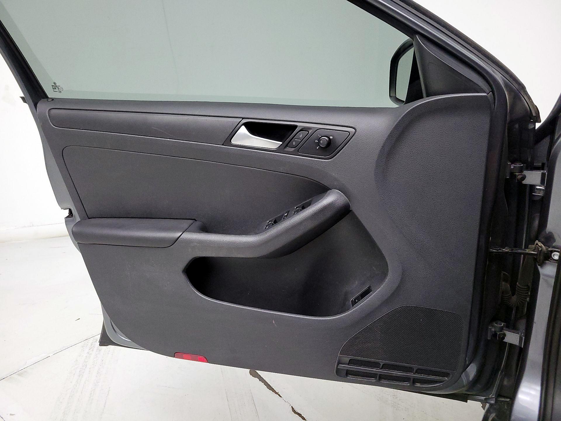 Thumbnail: 2016 Volkswagen Jetta - 12