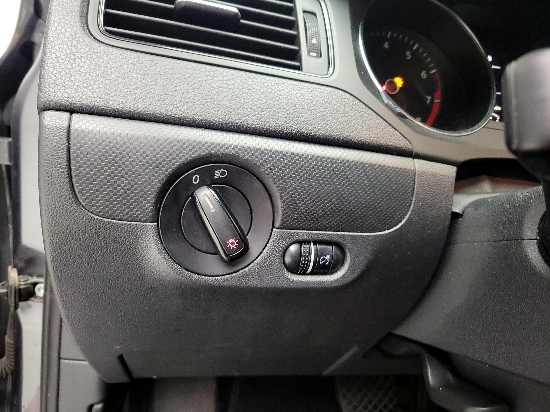 Thumbnail: 2016 Volkswagen Jetta - 13