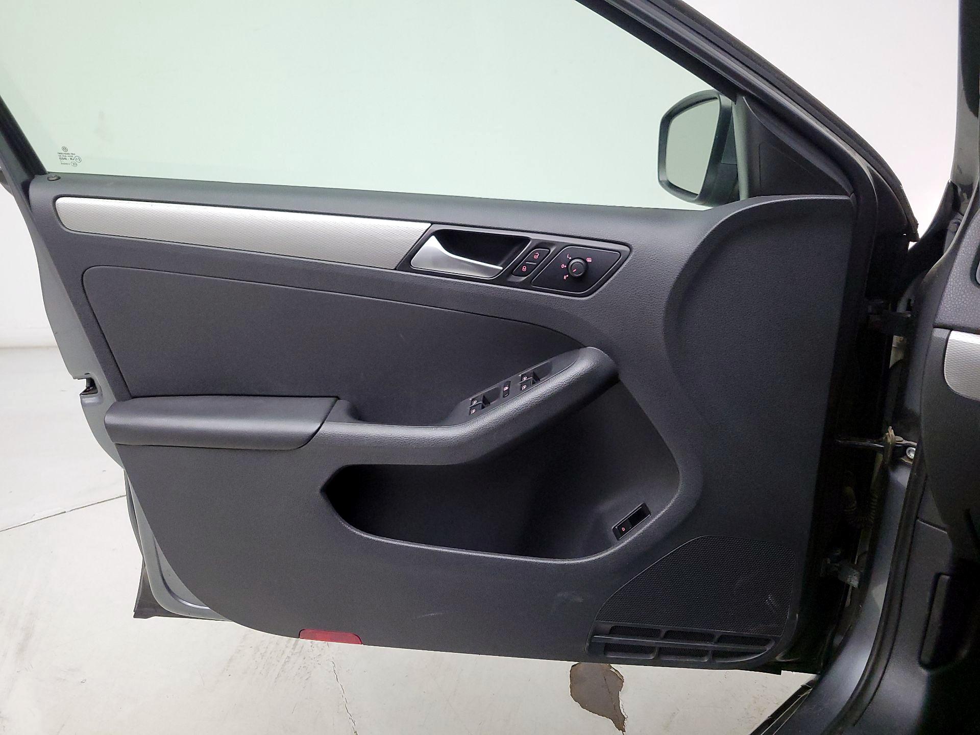 Thumbnail: 2017 Volkswagen Jetta - 12