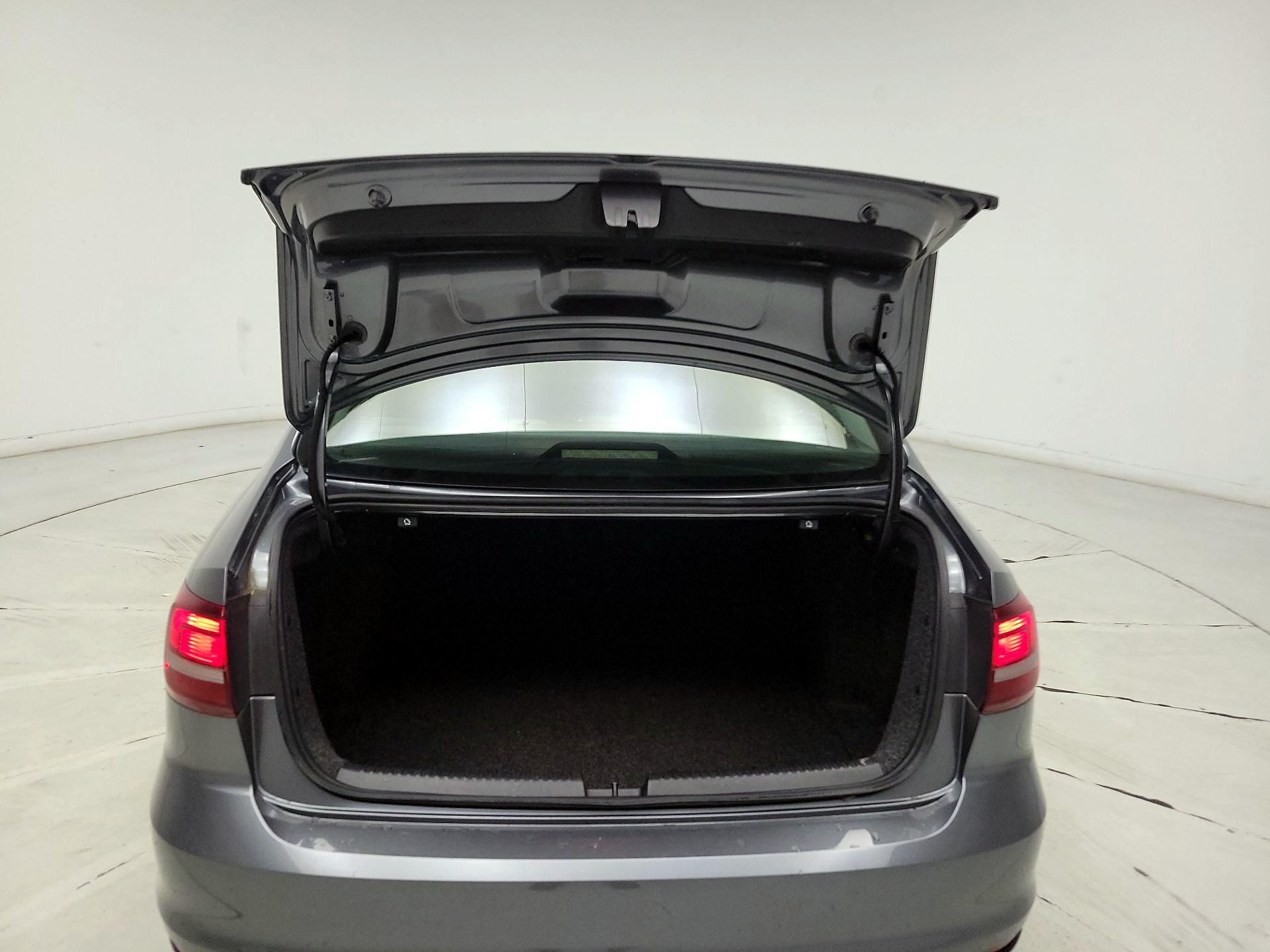 Thumbnail: 2017 Volkswagen Jetta - 20