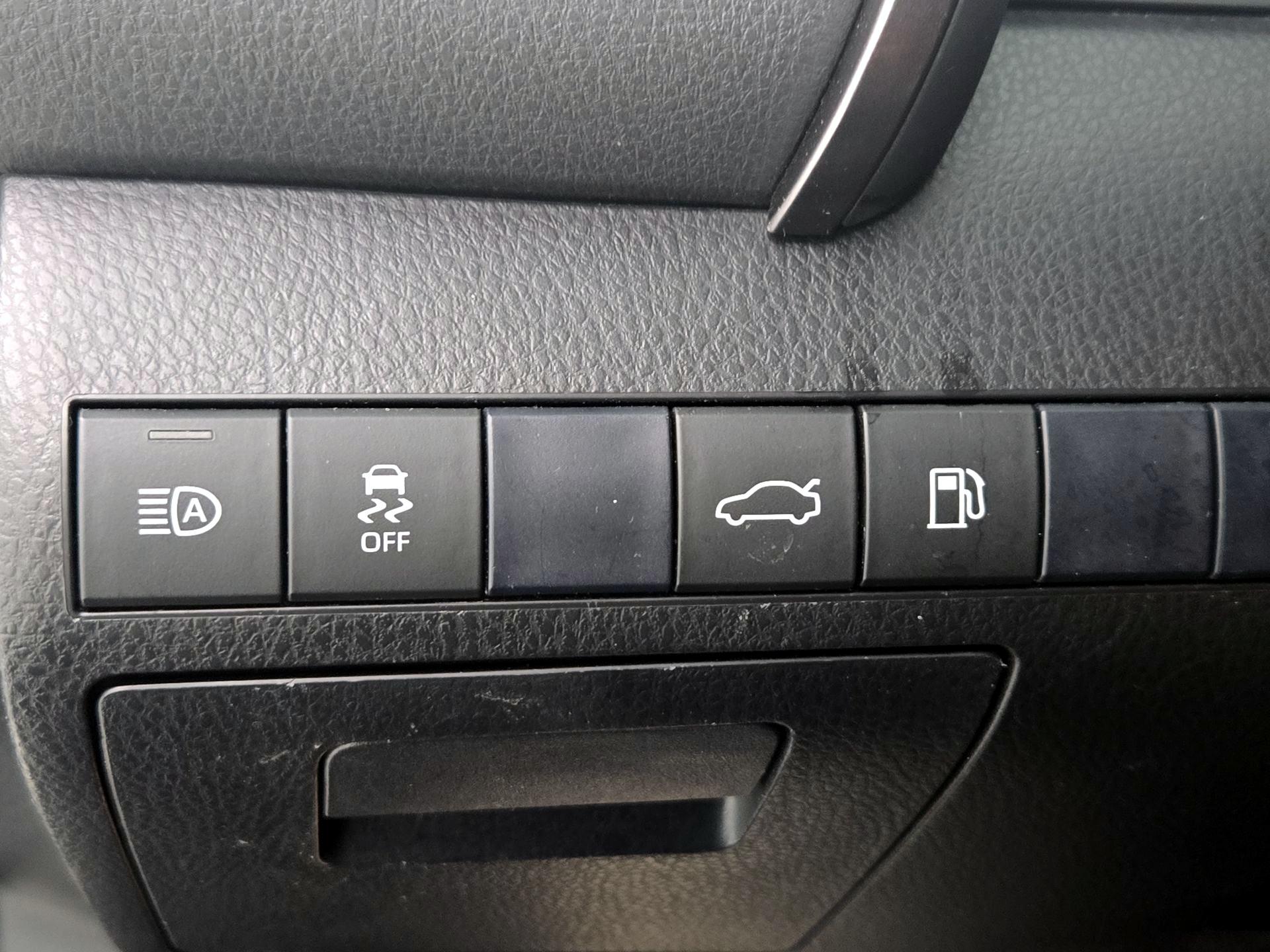 Thumbnail: 2018 Toyota Camry - 13