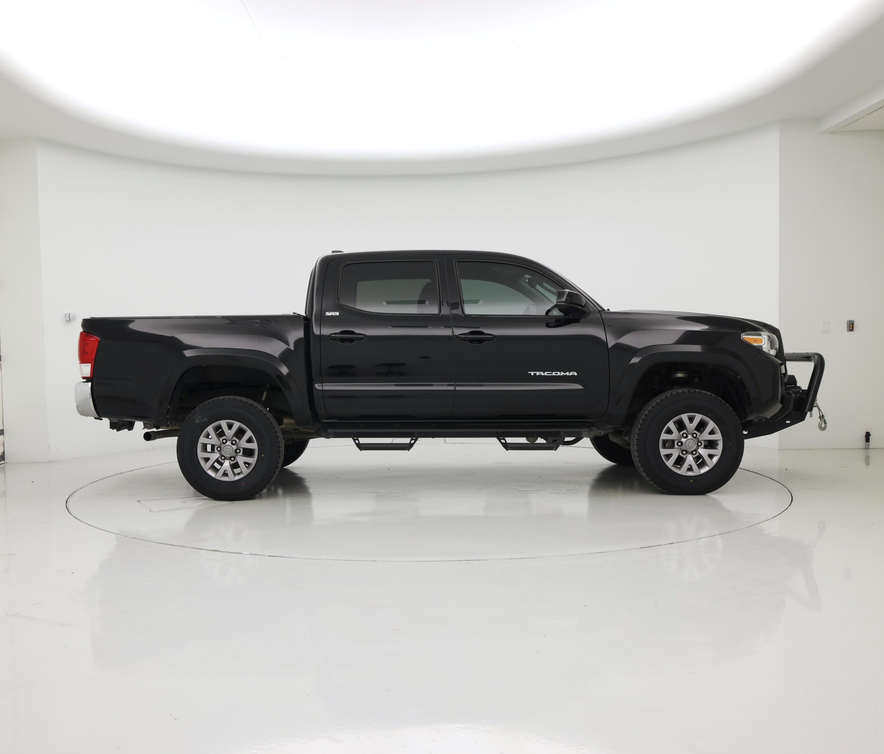 Thumbnail: 2017 Toyota Tacoma - 7