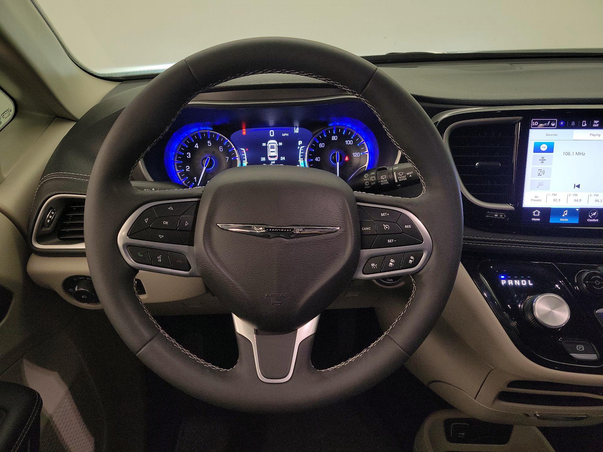 Thumbnail: 2023 Chrysler Pacifica - 10