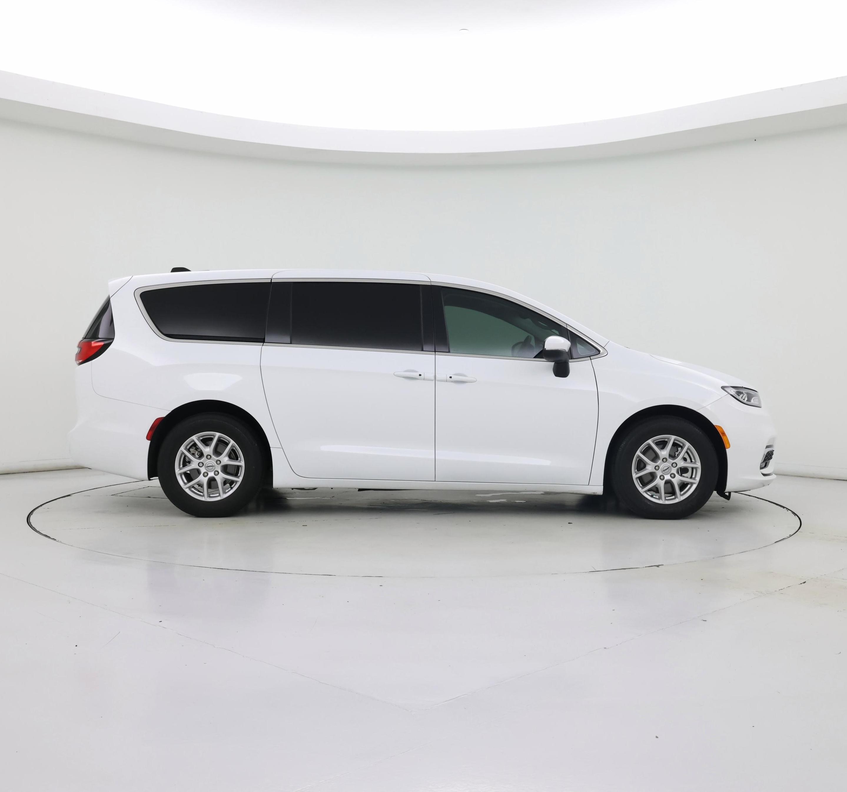 Thumbnail: 2023 Chrysler Pacifica - 7