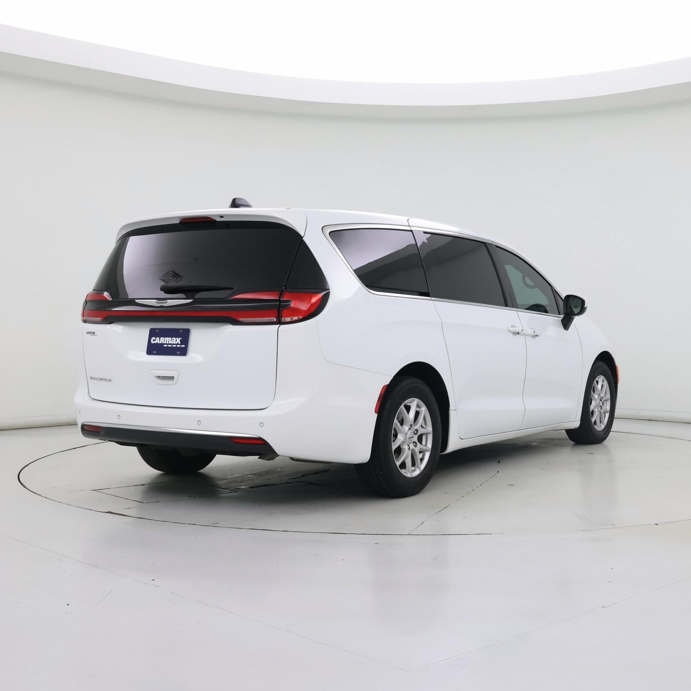 Thumbnail: 2023 Chrysler Pacifica - 8