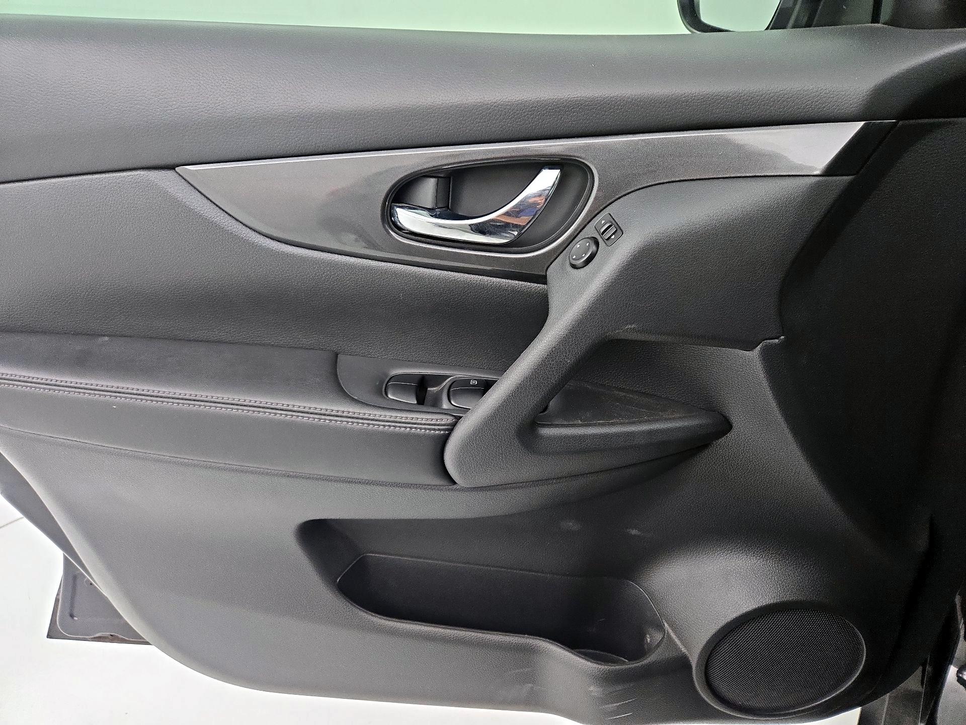 Thumbnail: 2017 Nissan Rogue - 12