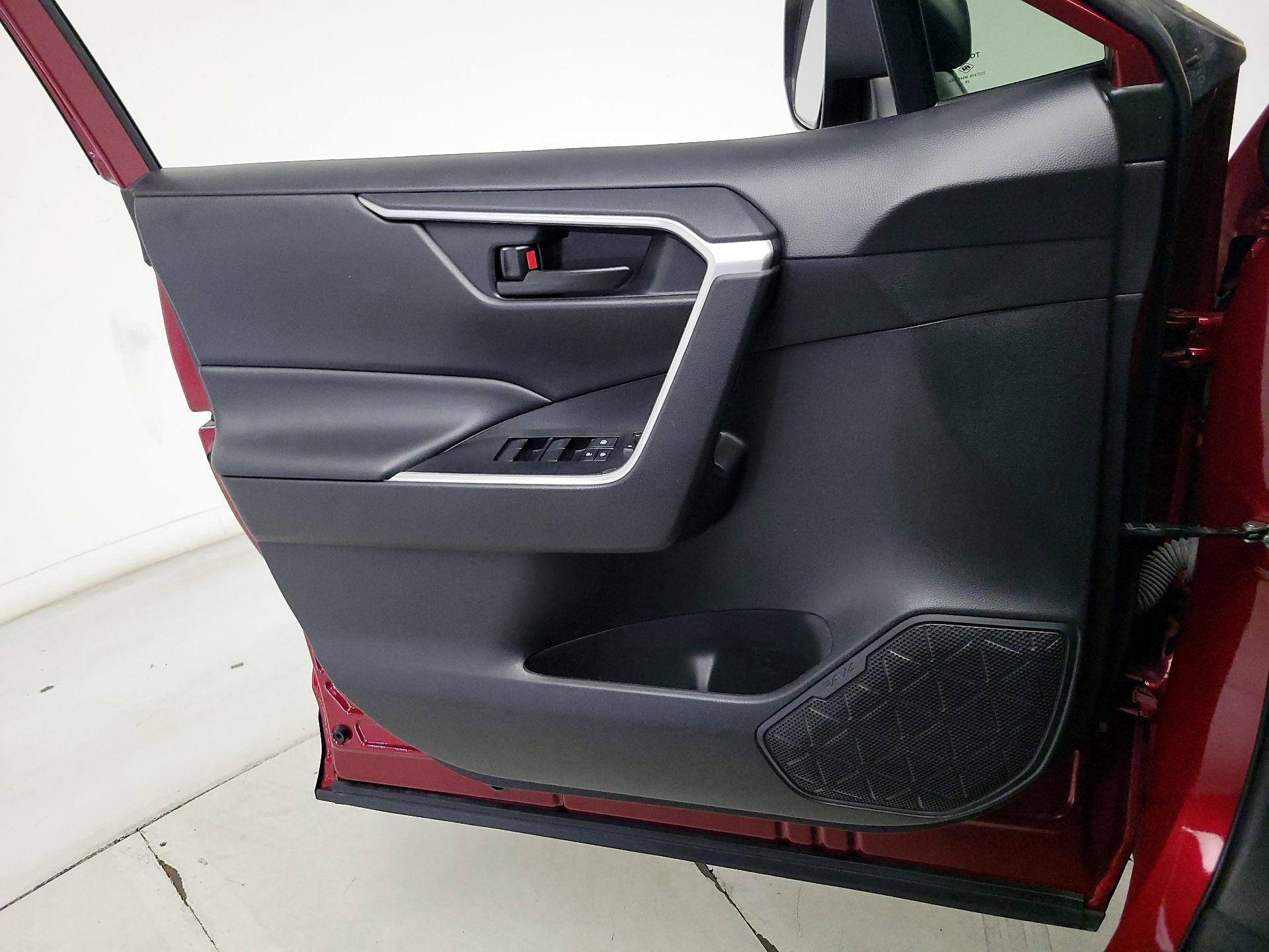 Thumbnail: 2021 Toyota RAV4 - 12