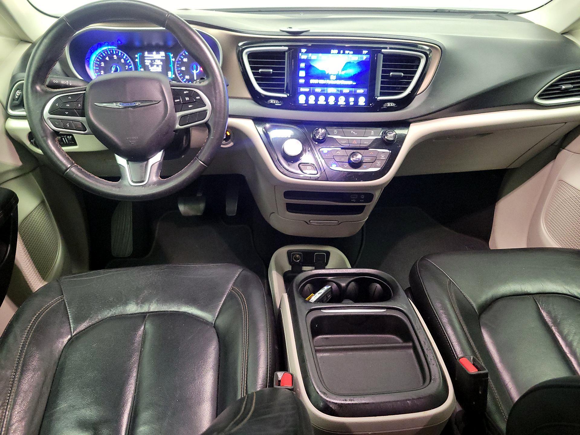 Thumbnail: 2017 Chrysler Pacifica - 9