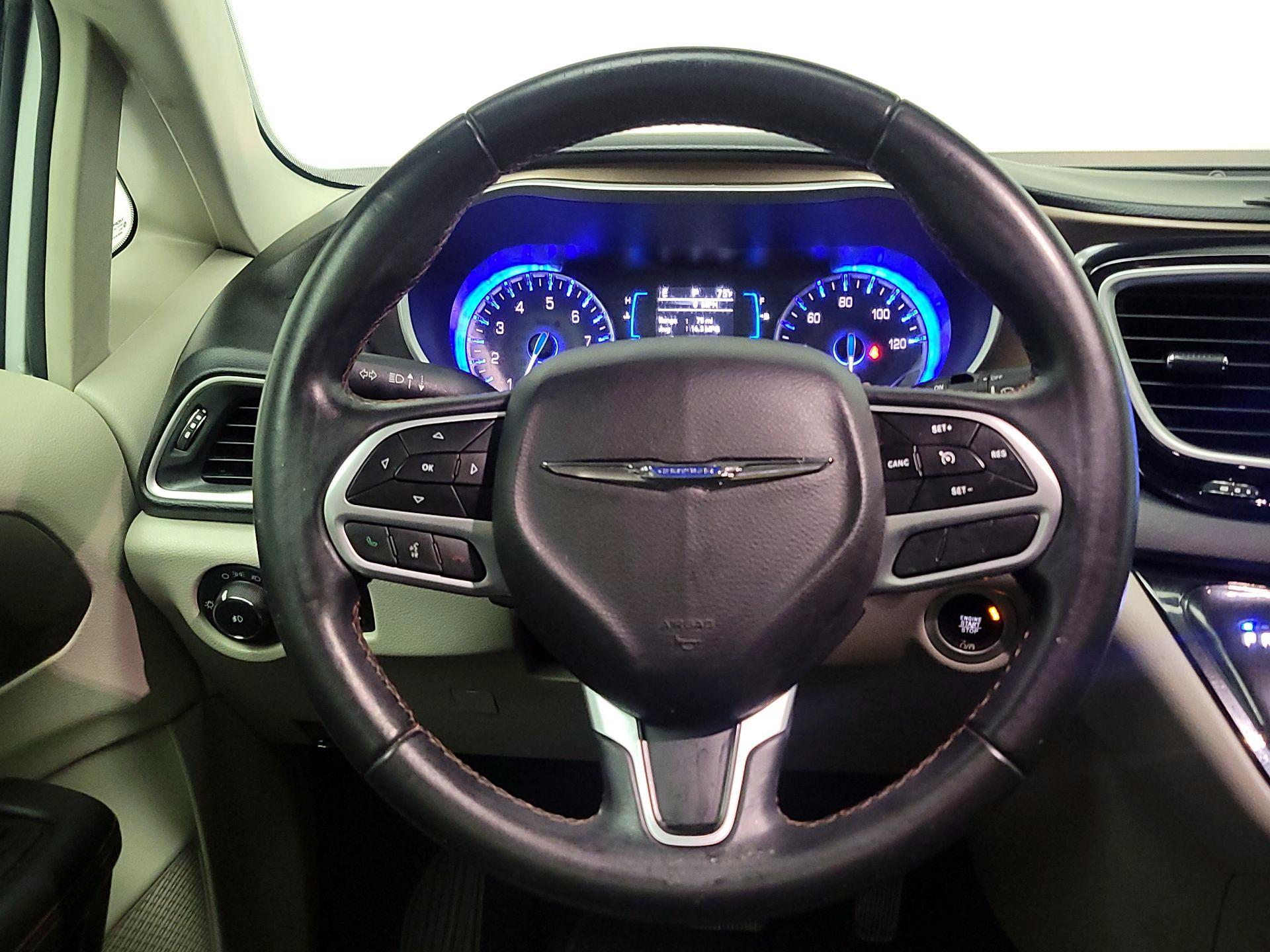Thumbnail: 2017 Chrysler Pacifica - 10