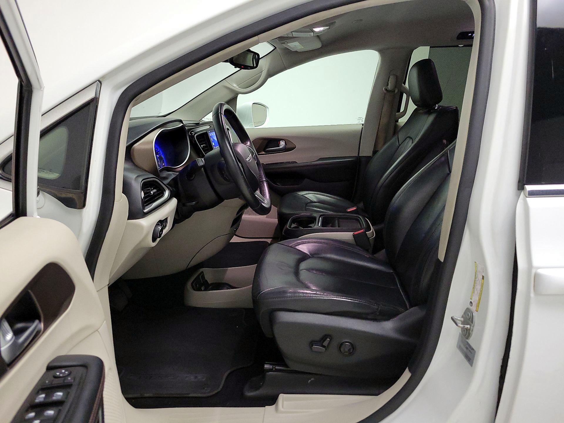 Thumbnail: 2017 Chrysler Pacifica - 11